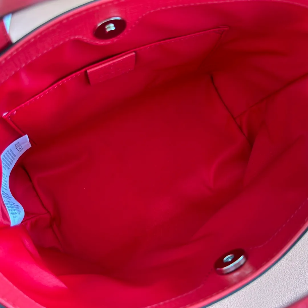 p540💋💋💋【With full set of original counter packaging】 It’s time to buy a children’s bag to look cute! Most of the people who buy this children's bag are adults, who still have children at heart. However, this bag is really good, very practical, and has a large capacity... If you use it well, you can even leave it for your daughter. It has a high rate of return for both adults and children. Model: 410812 Size: 21*20*10cm. Color: Black/Beetle.