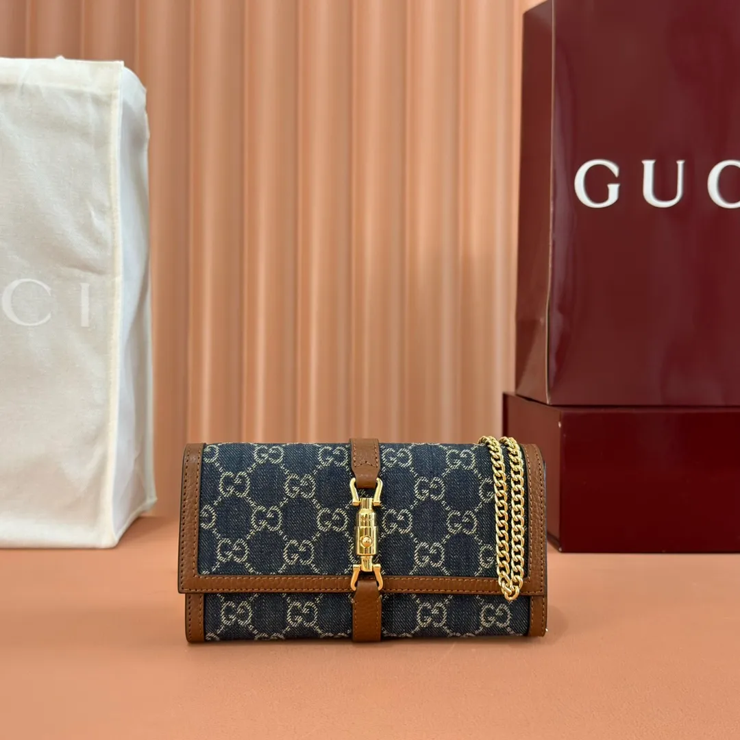 p700. 💋💋💋【Original leather accessories🌈 Equipped with full counter packaging】🔥🔥 The jackie1961 series launches a compact and noble new chain bag. The gold-toned push-lock buckle, detachable chain, and classic double G monogram denim fabric make the entire design exude elegance and timelessness. Size: 19*10*3.5. Model: 652681.