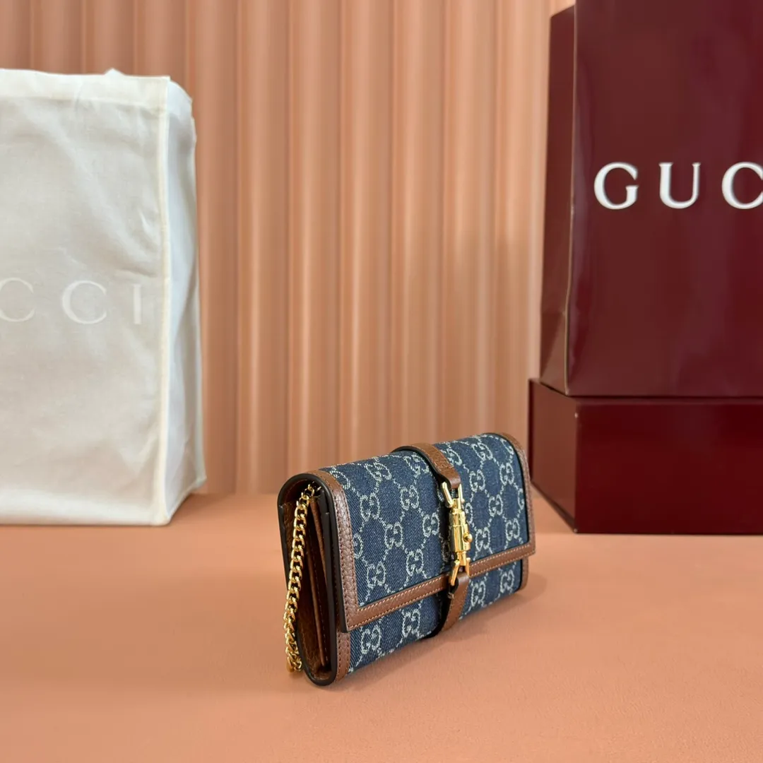 p700. 💋💋💋【Original leather accessories🌈 Equipped with full counter packaging】🔥🔥 The jackie1961 series launches a compact and noble new chain bag. The gold-toned push-lock buckle, detachable chain, and classic double G monogram denim fabric make the entire design exude elegance and timelessness. Size: 19*10*3.5. Model: 652681.