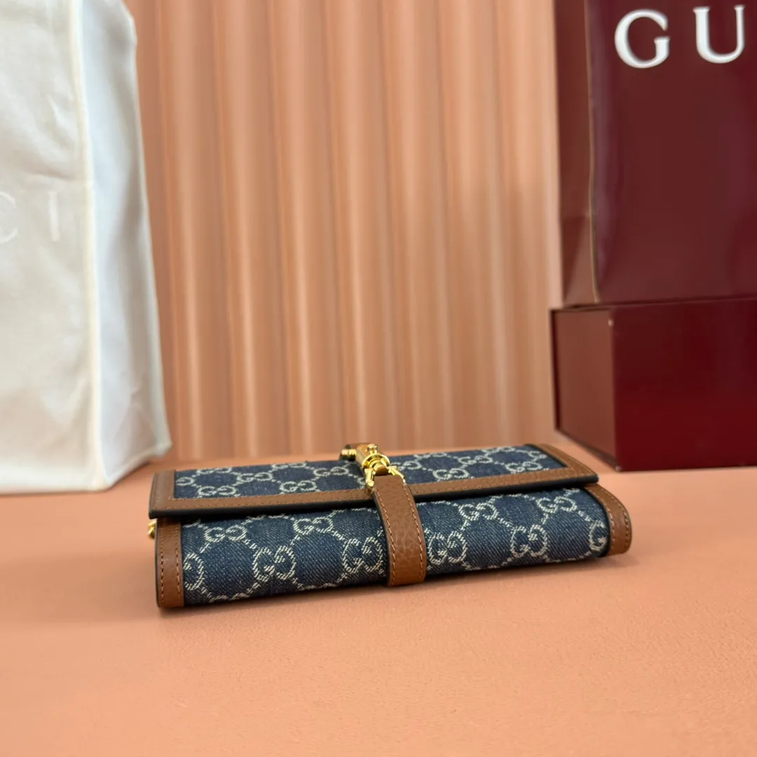 p700. 💋💋💋【Original leather accessories🌈 Equipped with full counter packaging】🔥🔥 The jackie1961 series launches a compact and noble new chain bag. The gold-toned push-lock buckle, detachable chain, and classic double G monogram denim fabric make the entire design exude elegance and timelessness. Size: 19*10*3.5. Model: 652681.