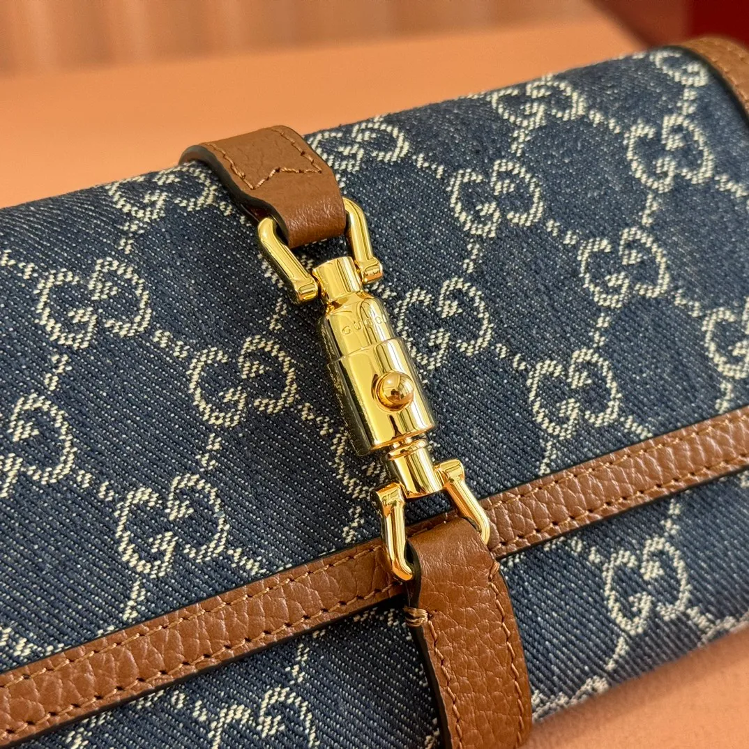 p700. 💋💋💋【Original leather accessories🌈 Equipped with full counter packaging】🔥🔥 The jackie1961 series launches a compact and noble new chain bag. The gold-toned push-lock buckle, detachable chain, and classic double G monogram denim fabric make the entire design exude elegance and timelessness. Size: 19*10*3.5. Model: 652681.