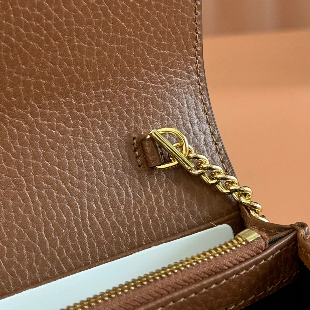 p700. 💋💋💋【Original leather accessories🌈 Equipped with full counter packaging】🔥🔥 The jackie1961 series launches a compact and noble new chain bag. The gold-toned push-lock buckle, detachable chain, and classic double G monogram denim fabric make the entire design exude elegance and timelessness. Size: 19*10*3.5. Model: 652681.