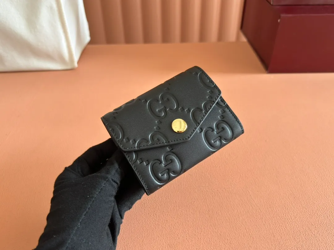 p380. 💋💋💋《With full set of original green box packaging》‼ ️[New Product] Gucci [New Product] The classic GG pattern with rich texture and luster is this elegant black short card holder! Inject a different style. Black GG cowhide, antique gold-tone metal buttons. Model: 772792. Dimensions: 11 (L) x 7.5 (W) Color: Black/Full Leather. Made in Italy