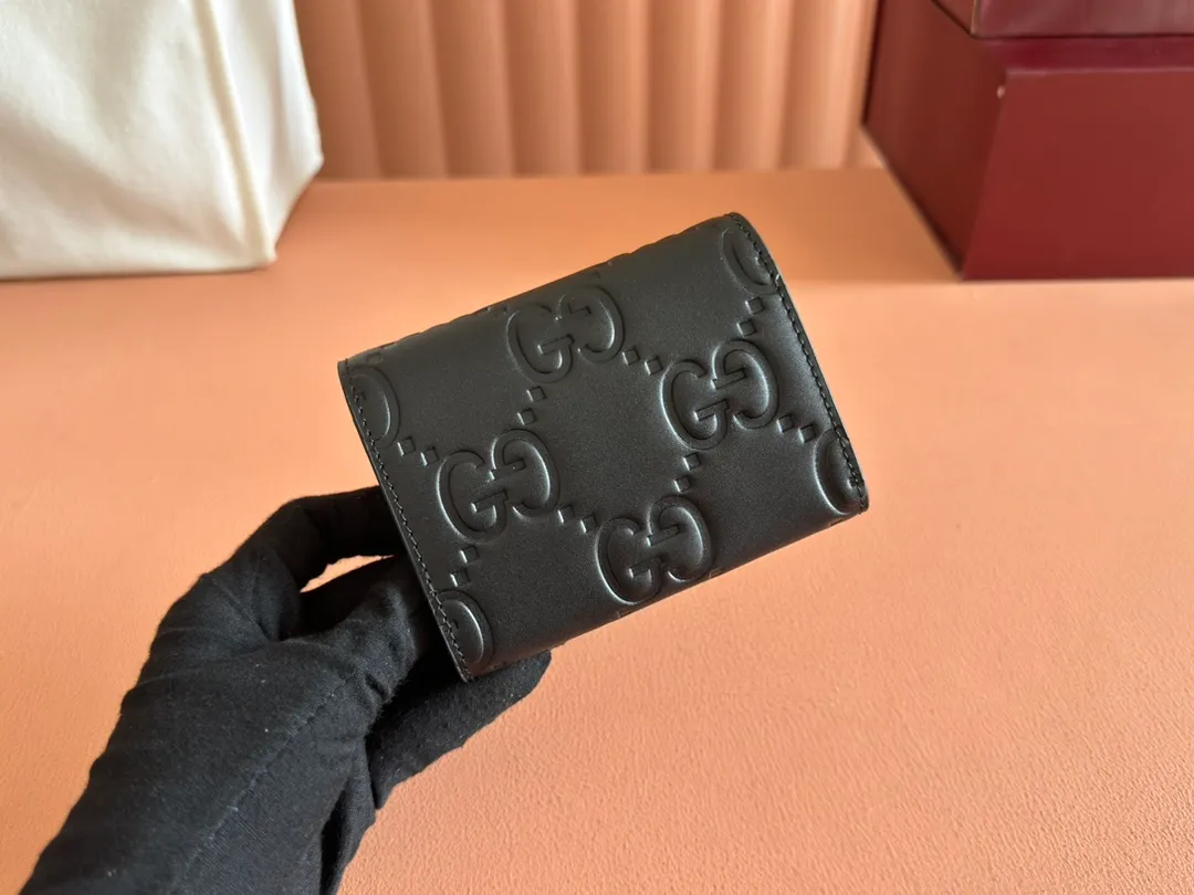 p380. 💋💋💋《With full set of original green box packaging》‼ ️[New Product] Gucci [New Product] The classic GG pattern with rich texture and luster is this elegant black short card holder! Inject a different style. Black GG cowhide, antique gold-tone metal buttons. Model: 772792. Dimensions: 11 (L) x 7.5 (W) Color: Black/Full Leather. Made in Italy