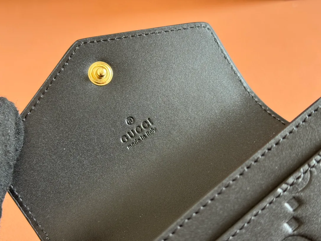 p380. 💋💋💋《With full set of original green box packaging》‼ ️[New Product] Gucci [New Product] The classic GG pattern with rich texture and luster is this elegant black short card holder! Inject a different style. Black GG cowhide, antique gold-tone metal buttons. Model: 772792. Dimensions: 11 (L) x 7.5 (W) Color: Black/Full Leather. Made in Italy