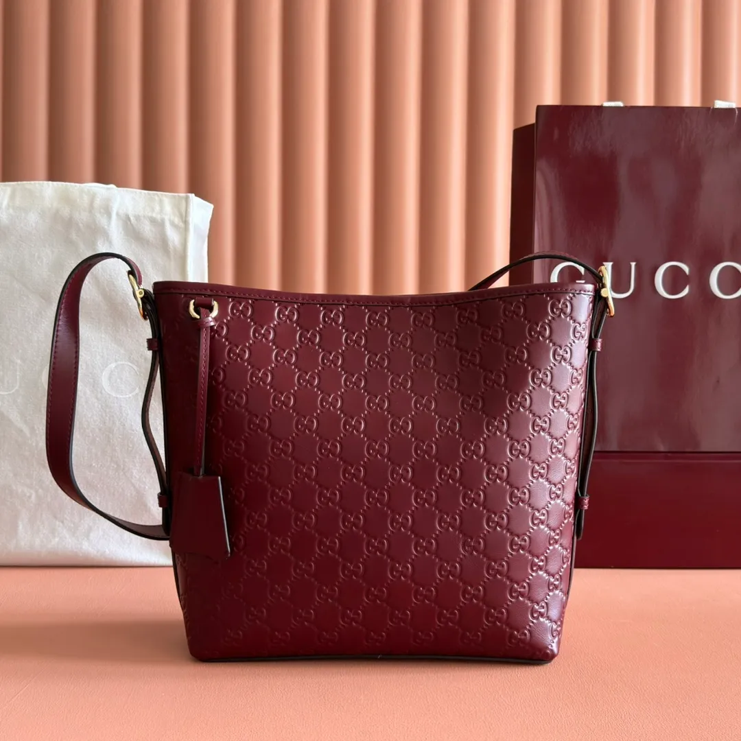 p1140. 💋💋💋"With full set of original counter packaging" [New Product] 2025 Autumn and Winter Series, the new GG Emblem series reinterprets the brand's timeless elegance and exquisite craftsmanship. This shoulder bag is crafted from GG printed embossed cow leather. Black GG printed embossed calfskin Light gold tone hardware Black cotton lining Interior: Zip pocket Shoulder straps: Height: 30cm – 47cm; Length: 115cm Zip closure Ident: 848881. Dimensions: 24cm (W) x 26cm (H) x 10cm (D) Weight: Approx. 0.55kg Dimensions: Anchor Red embossed. Made in Italy