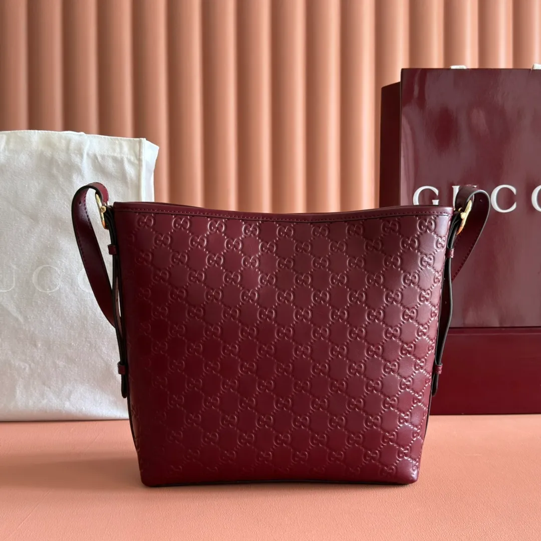 p1140. 💋💋💋"With full set of original counter packaging" [New Product] 2025 Autumn and Winter Series, the new GG Emblem series reinterprets the brand's timeless elegance and exquisite craftsmanship. This shoulder bag is crafted from GG printed embossed cow leather. Black GG printed embossed calfskin Light gold tone hardware Black cotton lining Interior: Zip pocket Shoulder straps: Height: 30cm – 47cm; Length: 115cm Zip closure Ident: 848881. Dimensions: 24cm (W) x 26cm (H) x 10cm (D) Weight: Approx. 0.55kg Dimensions: Anchor Red embossed. Made in Italy