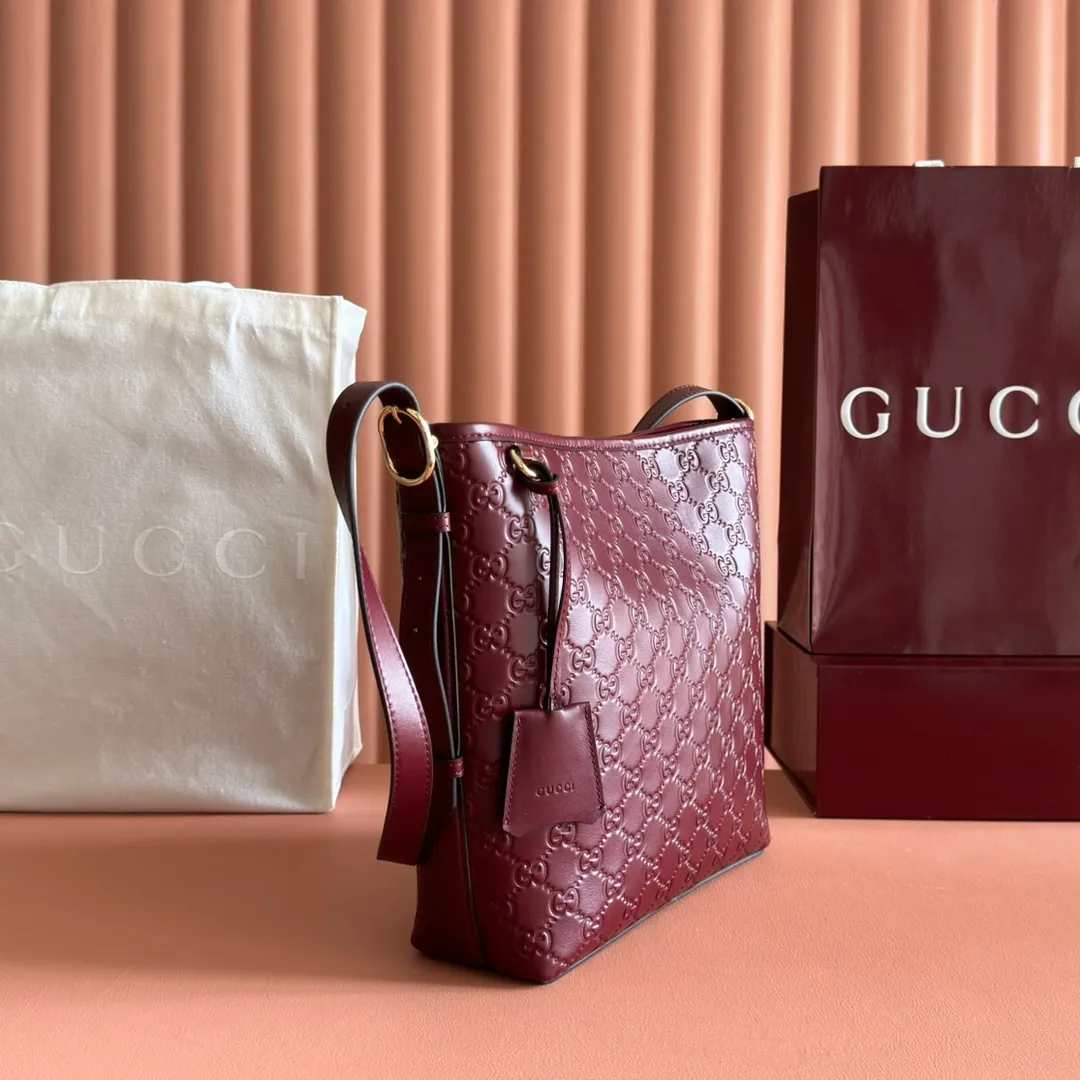 p1140. 💋💋💋"With full set of original counter packaging" [New Product] 2025 Autumn and Winter Series, the new GG Emblem series reinterprets the brand's timeless elegance and exquisite craftsmanship. This shoulder bag is crafted from GG printed embossed cow leather. Black GG printed embossed calfskin Light gold tone hardware Black cotton lining Interior: Zip pocket Shoulder straps: Height: 30cm – 47cm; Length: 115cm Zip closure Ident: 848881. Dimensions: 24cm (W) x 26cm (H) x 10cm (D) Weight: Approx. 0.55kg Dimensions: Anchor Red embossed. Made in Italy