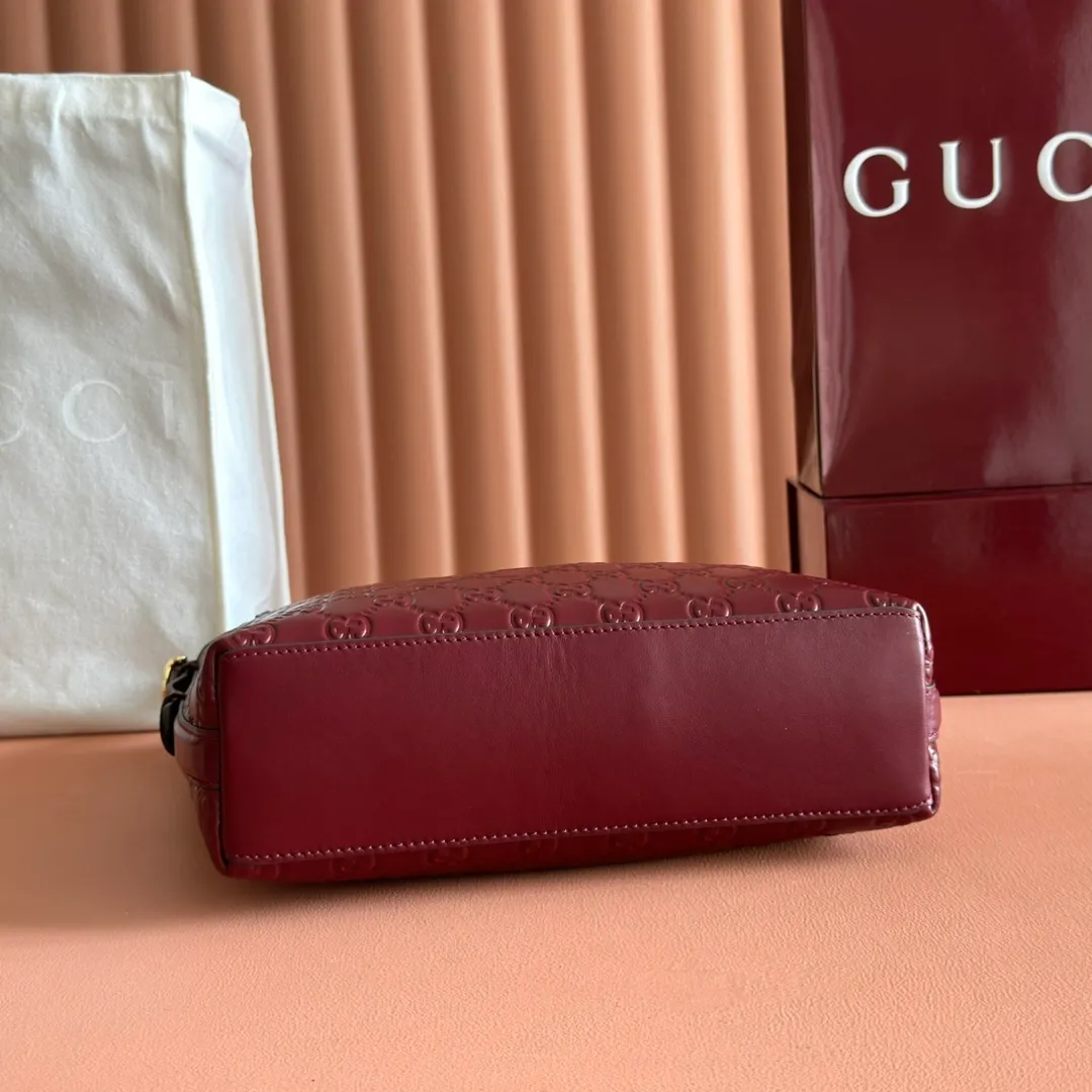 p1140. 💋💋💋"With full set of original counter packaging" [New Product] 2025 Autumn and Winter Series, the new GG Emblem series reinterprets the brand's timeless elegance and exquisite craftsmanship. This shoulder bag is crafted from GG printed embossed cow leather. Black GG printed embossed calfskin Light gold tone hardware Black cotton lining Interior: Zip pocket Shoulder straps: Height: 30cm – 47cm; Length: 115cm Zip closure Ident: 848881. Dimensions: 24cm (W) x 26cm (H) x 10cm (D) Weight: Approx. 0.55kg Dimensions: Anchor Red embossed. Made in Italy