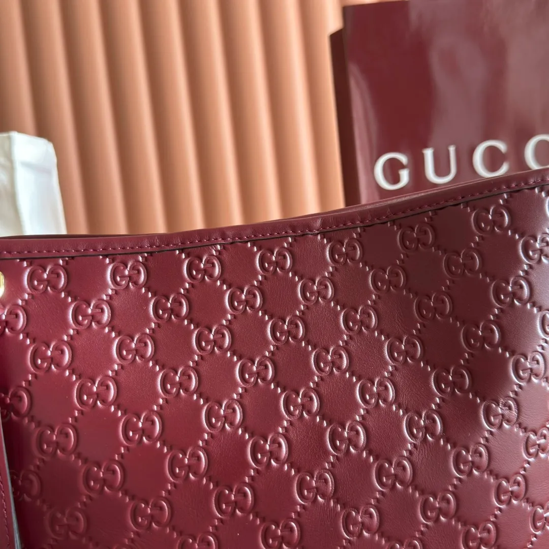 p1140. 💋💋💋"With full set of original counter packaging" [New Product] 2025 Autumn and Winter Series, the new GG Emblem series reinterprets the brand's timeless elegance and exquisite craftsmanship. This shoulder bag is crafted from GG printed embossed cow leather. Black GG printed embossed calfskin Light gold tone hardware Black cotton lining Interior: Zip pocket Shoulder straps: Height: 30cm – 47cm; Length: 115cm Zip closure Ident: 848881. Dimensions: 24cm (W) x 26cm (H) x 10cm (D) Weight: Approx. 0.55kg Dimensions: Anchor Red embossed. Made in Italy