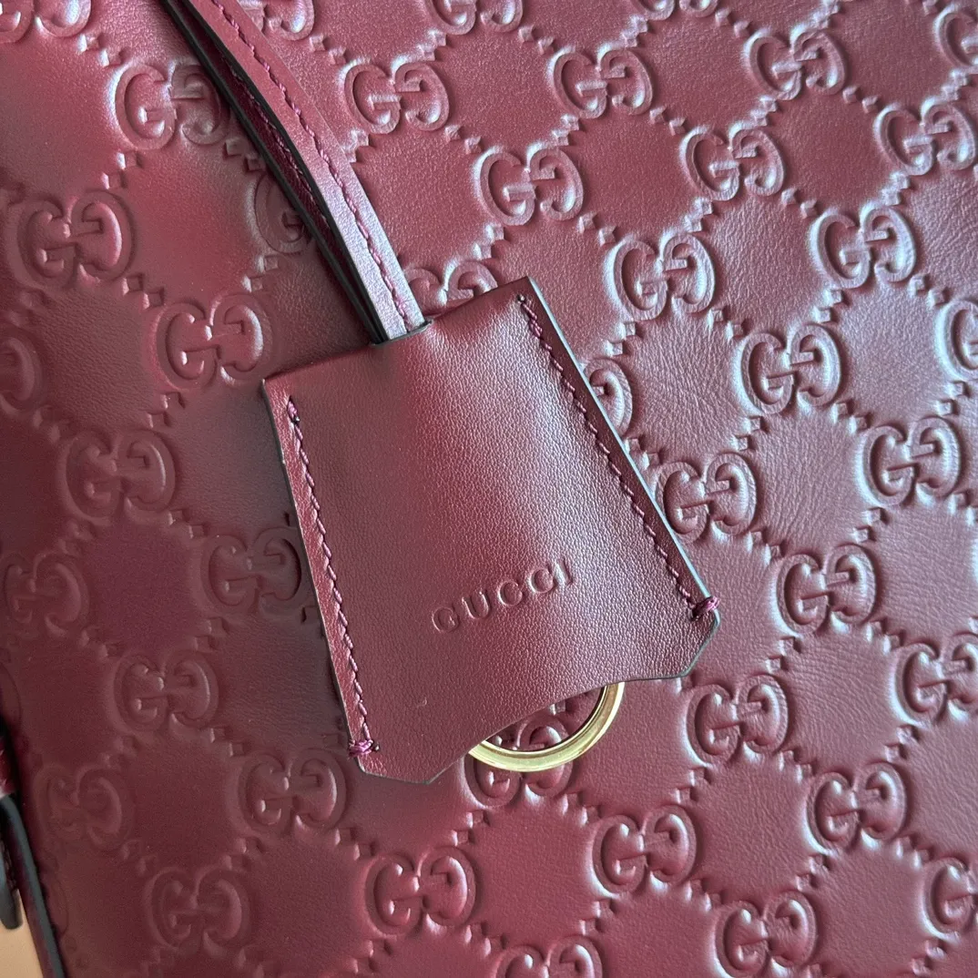 p1140. 💋💋💋"With full set of original counter packaging" [New Product] 2025 Autumn and Winter Series, the new GG Emblem series reinterprets the brand's timeless elegance and exquisite craftsmanship. This shoulder bag is crafted from GG printed embossed cow leather. Black GG printed embossed calfskin Light gold tone hardware Black cotton lining Interior: Zip pocket Shoulder straps: Height: 30cm – 47cm; Length: 115cm Zip closure Ident: 848881. Dimensions: 24cm (W) x 26cm (H) x 10cm (D) Weight: Approx. 0.55kg Dimensions: Anchor Red embossed. Made in Italy