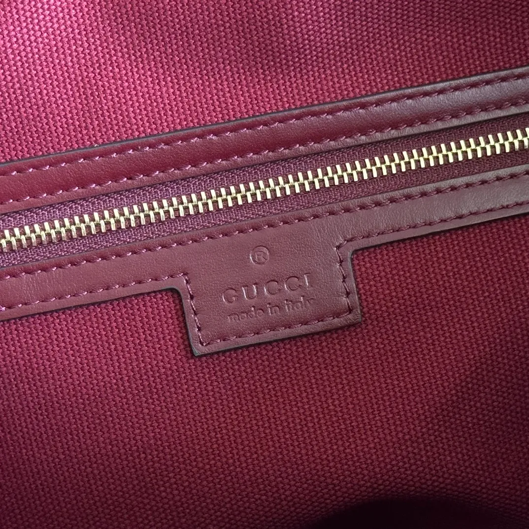 p1140. 💋💋💋"With full set of original counter packaging" [New Product] 2025 Autumn and Winter Series, the new GG Emblem series reinterprets the brand's timeless elegance and exquisite craftsmanship. This shoulder bag is crafted from GG printed embossed cow leather. Black GG printed embossed calfskin Light gold tone hardware Black cotton lining Interior: Zip pocket Shoulder straps: Height: 30cm – 47cm; Length: 115cm Zip closure Ident: 848881. Dimensions: 24cm (W) x 26cm (H) x 10cm (D) Weight: Approx. 0.55kg Dimensions: Anchor Red embossed. Made in Italy
