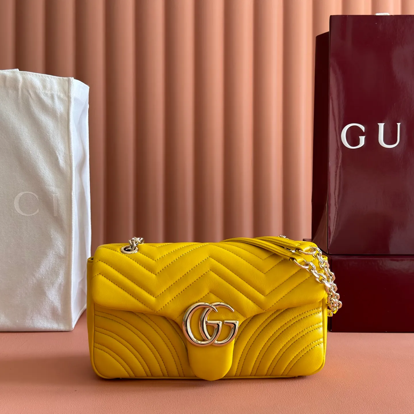 p1360💋💋💋【Full set of packaging at the counter】Imported original sheepskin pure copper hardware brand's iconic GG Marmont series is ingeniously integrated with double G styling accessories and faceted chain straps, and soft leather is selected to create a soft-lined bag shape. Simple and neat back pockets make medium and large bags more practical. Black V-shaped Matelassé sheepskin Light gold-tone hardware Gucci ankara red viscose lining Double G Interior: One zipped pocket External: One open pocket Sliding chain strap that can be used as a shoulder strap (56 cm high) Spring-buckle flap Ident: 837267. Dimensions: 26 cm (width) x 15 cm (height) x 7 cm (depth) Weight: approximately 0.65 kg Color: yellow full leather/original leather. Made in Italy