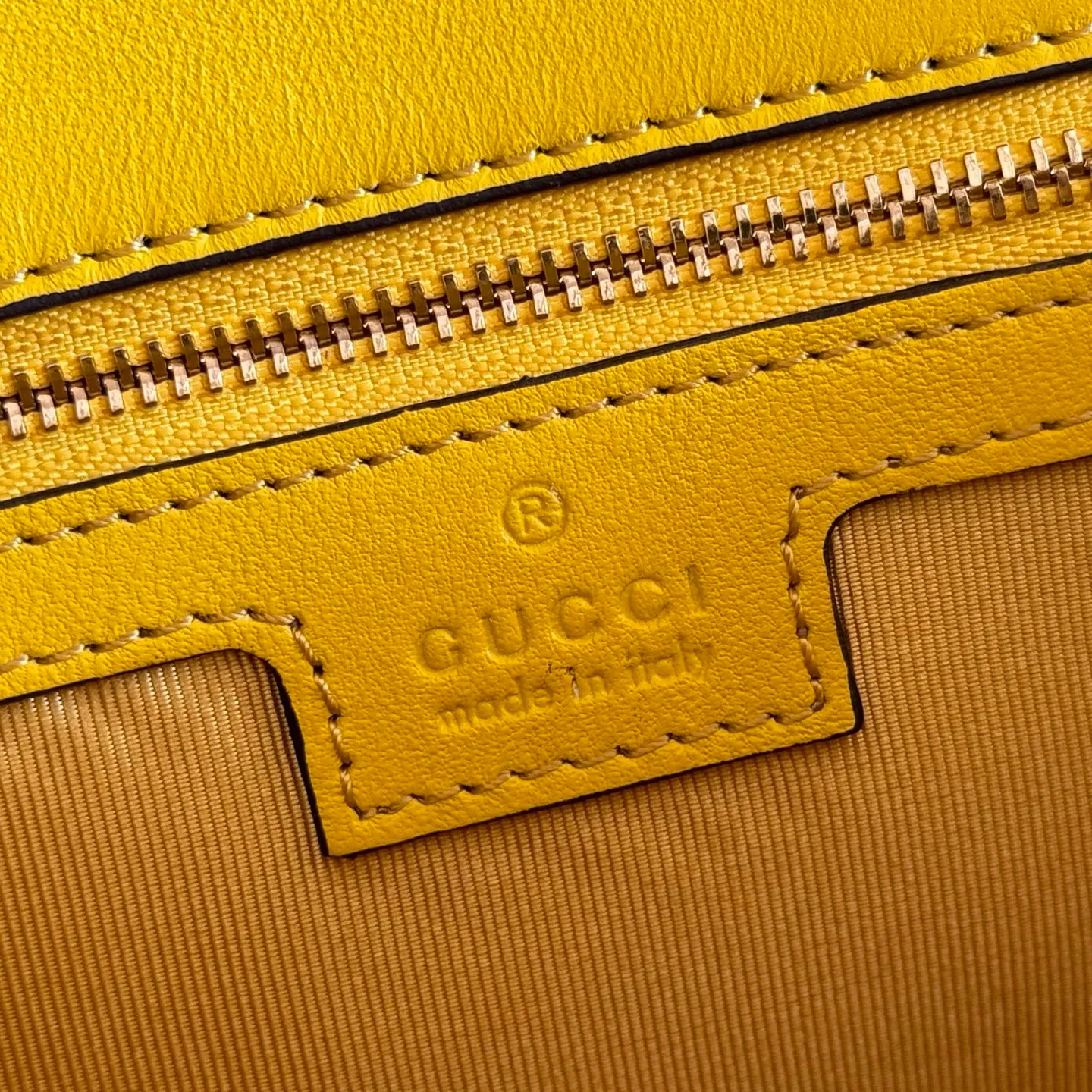 p1360💋💋💋【Full set of packaging at the counter】Imported original sheepskin pure copper hardware brand's iconic GG Marmont series is ingeniously integrated with double G styling accessories and faceted chain straps, and soft leather is selected to create a soft-lined bag shape. Simple and neat back pockets make medium and large bags more practical. Black V-shaped Matelassé sheepskin Light gold-tone hardware Gucci ankara red viscose lining Double G Interior: One zipped pocket External: One open pocket Sliding chain strap that can be used as a shoulder strap (56 cm high) Spring-buckle flap Ident: 837267. Dimensions: 26 cm (width) x 15 cm (height) x 7 cm (depth) Weight: approximately 0.65 kg Color: yellow full leather/original leather. Made in Italy