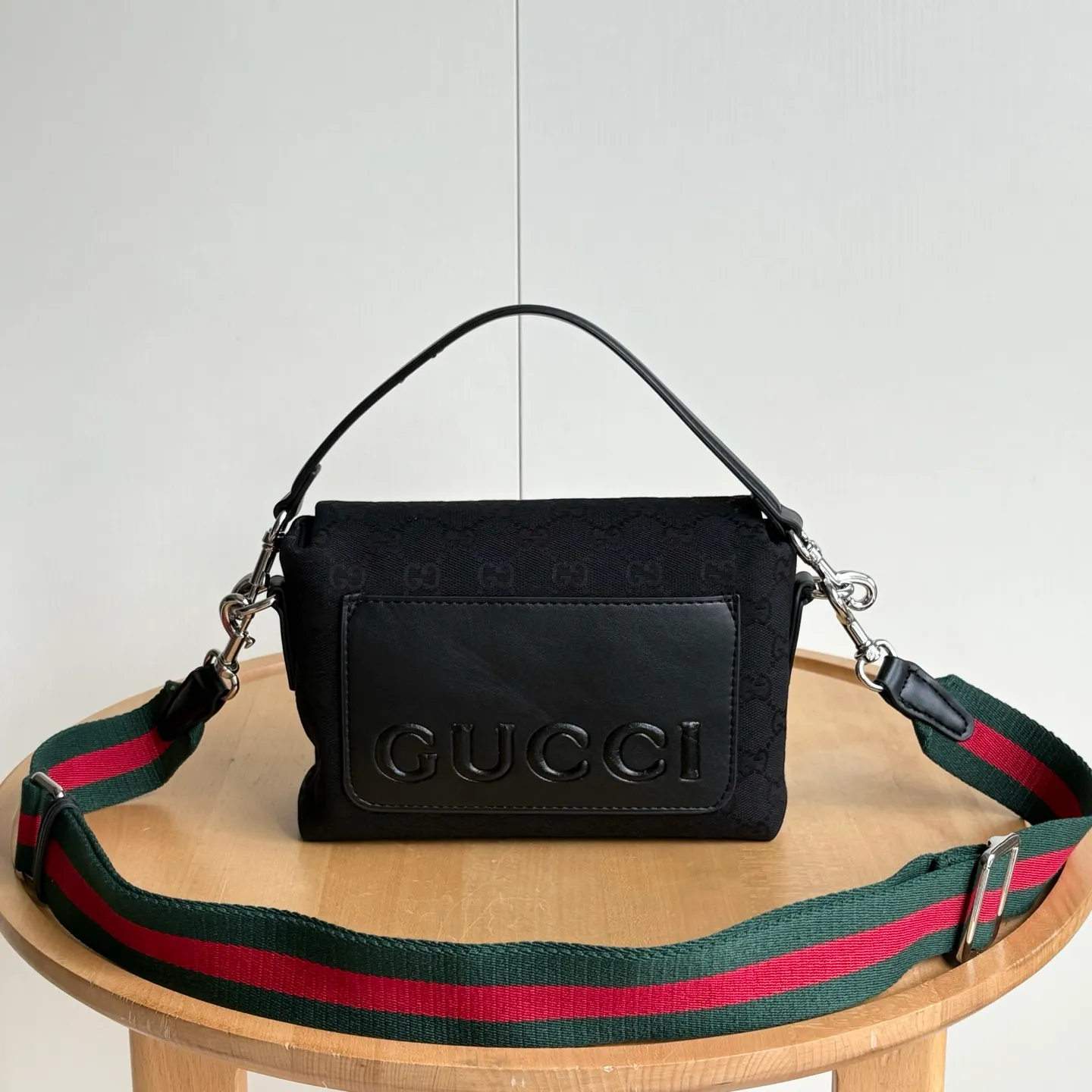 Upgraded version of real shot #💰300 Style number: 821617 Size: 19/15/7cm 2025 spring and summer series new canvas bag small size adopts a soft yet crisp shape, smooth texture, magnetic buckle flap opening and closing is convenient and easy to use👍 Gucci printed logo on the back Crossbody shoulder strap shape is more versatile