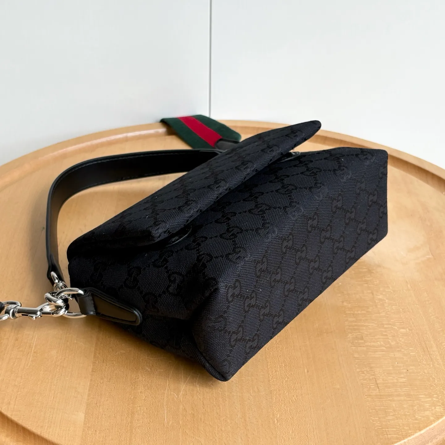 Upgraded version of real shot #💰300 Style number: 821617 Size: 19/15/7cm 2025 spring and summer series new canvas bag small size adopts a soft yet crisp shape, smooth texture, magnetic buckle flap opening and closing is convenient and easy to use👍 Gucci printed logo on the back Crossbody shoulder strap shape is more versatile