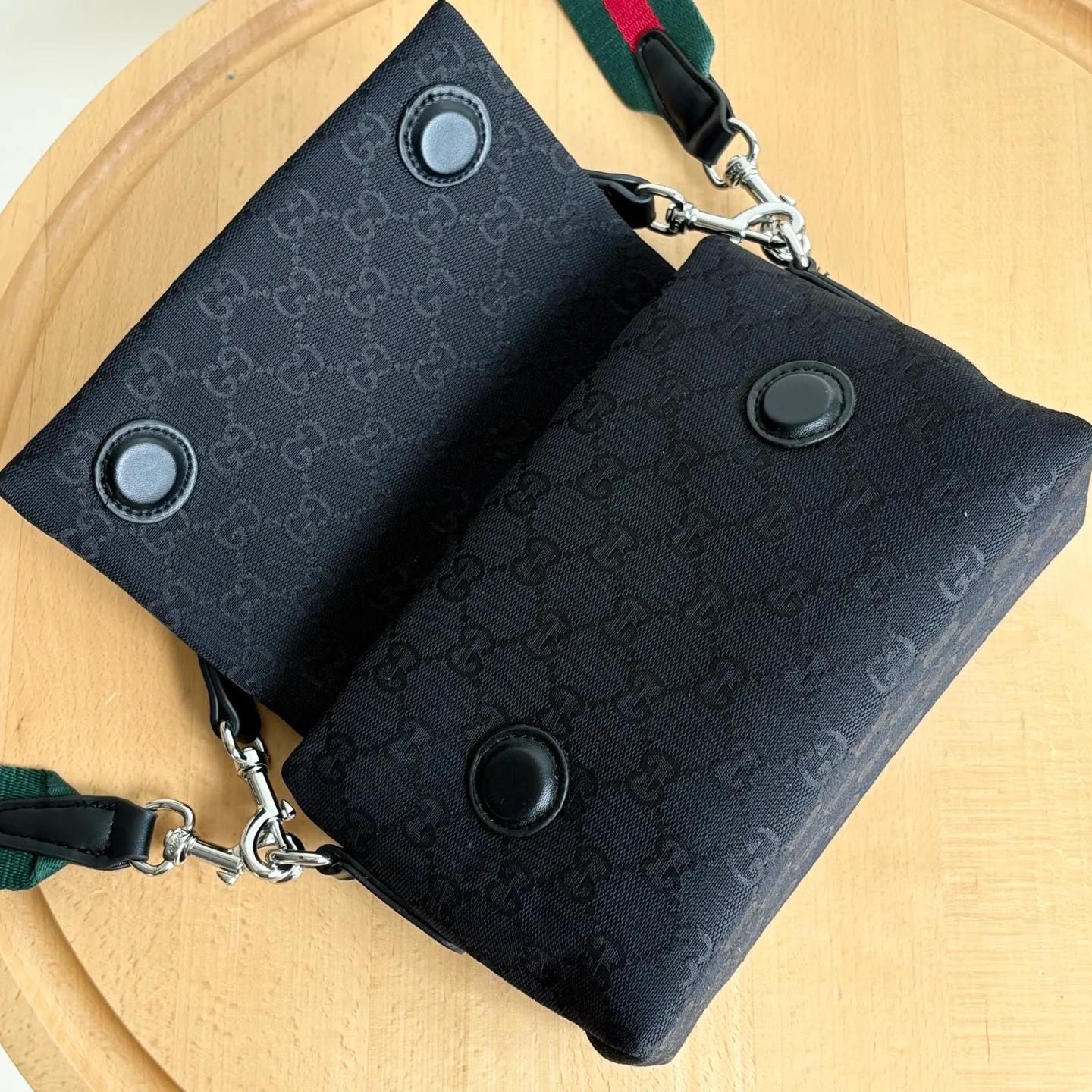 Upgraded version of real shot #💰300 Style number: 821617 Size: 19/15/7cm 2025 spring and summer series new canvas bag small size adopts a soft yet crisp shape, smooth texture, magnetic buckle flap opening and closing is convenient and easy to use👍 Gucci printed logo on the back Crossbody shoulder strap shape is more versatile