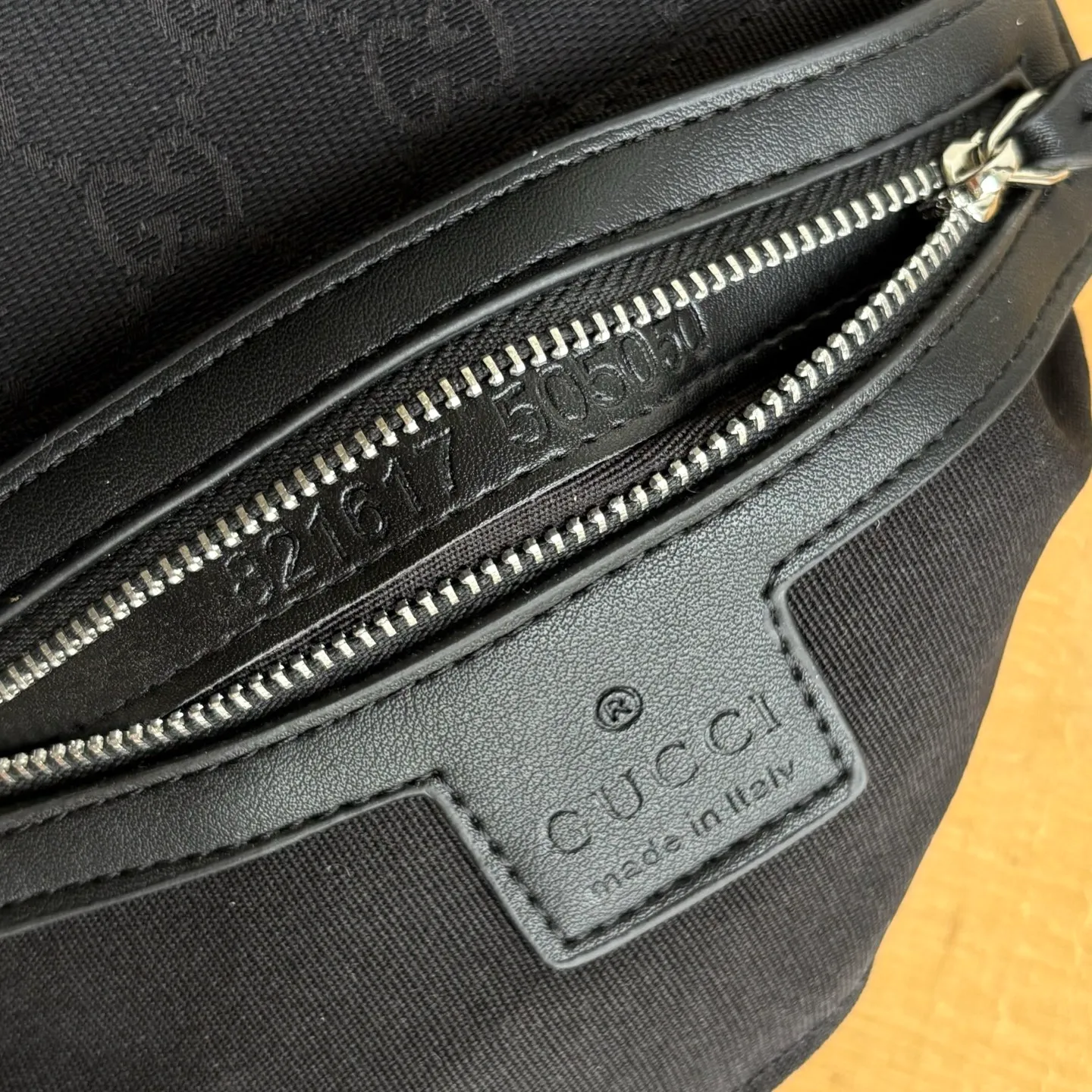 Upgraded version of real shot #💰300 Style number: 821617 Size: 19/15/7cm 2025 spring and summer series new canvas bag small size adopts a soft yet crisp shape, smooth texture, magnetic buckle flap opening and closing is convenient and easy to use👍 Gucci printed logo on the back Crossbody shoulder strap shape is more versatile