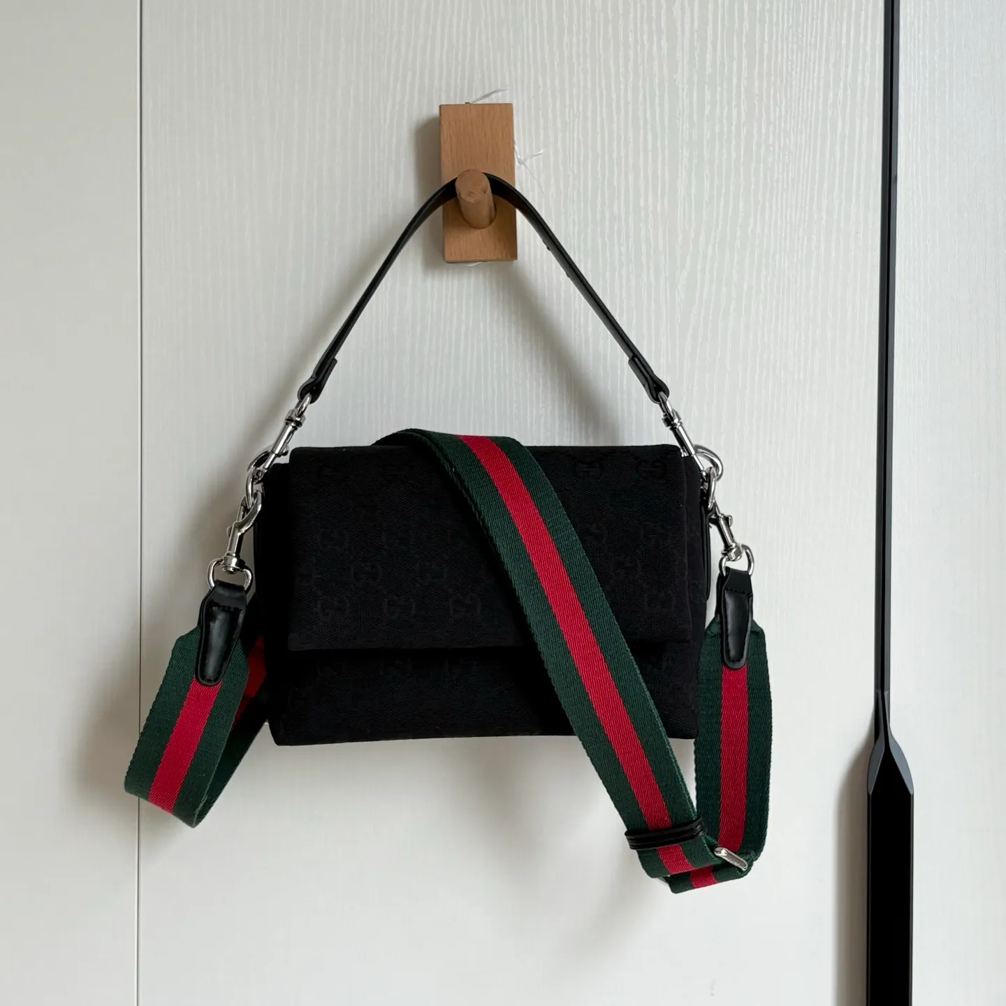 Upgraded version of real shot #💰300 Style number: 821617 Size: 19/15/7cm 2025 spring and summer series new canvas bag small size adopts a soft yet crisp shape, smooth texture, magnetic buckle flap opening and closing is convenient and easy to use👍 Gucci printed logo on the back Crossbody shoulder strap shape is more versatile