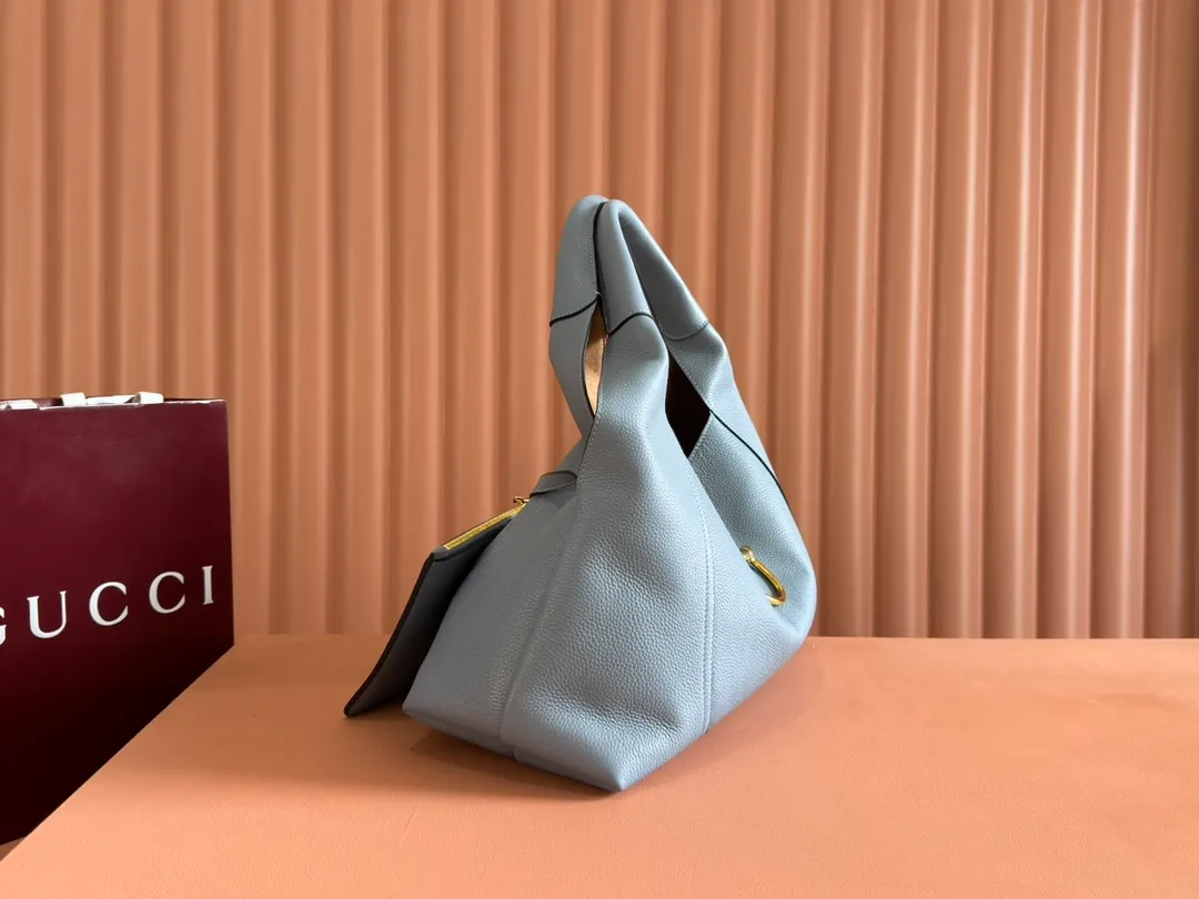 💋💋💋p1760 This Gucci Softbit series shoulder bag is ingeniously integrated with the brand's classic equestrian style accessories in the shape of a large half-horse bit. This large shoulder bag comes with a removable clutch. Gucci Ankara red grained calf leather Light gold tone hardware Dark brown microfiber lining Half horsebit closure Interior: Detachable clutch Holds iPhone Pro Max/Plus, Airpods, long wallet and lipstick Shoulder strap: 20 cm high Magnetic closure Model number: 837466. Dimensions: 46cm (width) x 26cm (height) x 16cm (depth) Weight: approx. 1.4kg Color: blue/original leather. Made in Italy