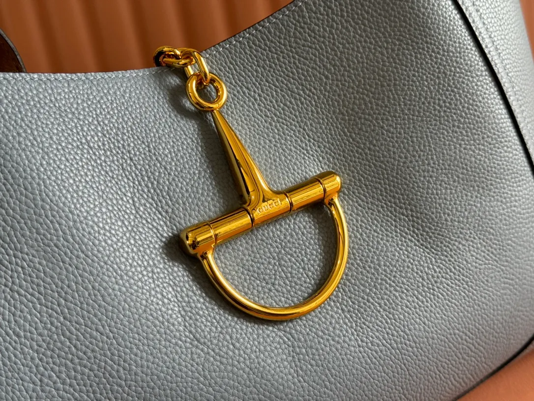 💋💋💋p1760 This Gucci Softbit series shoulder bag is ingeniously integrated with the brand's classic equestrian style accessories in the shape of a large half-horse bit. This large shoulder bag comes with a removable clutch. Gucci Ankara red grained calf leather Light gold tone hardware Dark brown microfiber lining Half horsebit closure Interior: Detachable clutch Holds iPhone Pro Max/Plus, Airpods, long wallet and lipstick Shoulder strap: 20 cm high Magnetic closure Model number: 837466. Dimensions: 46cm (width) x 26cm (height) x 16cm (depth) Weight: approx. 1.4kg Color: blue/original leather. Made in Italy