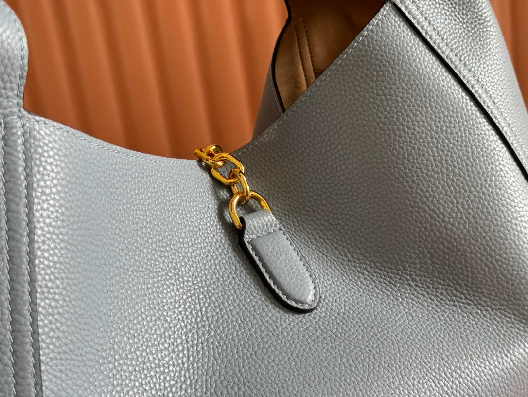 💋💋💋p1760 This Gucci Softbit series shoulder bag is ingeniously integrated with the brand's classic equestrian style accessories in the shape of a large half-horse bit. This large shoulder bag comes with a removable clutch. Gucci Ankara red grained calf leather Light gold tone hardware Dark brown microfiber lining Half horsebit closure Interior: Detachable clutch Holds iPhone Pro Max/Plus, Airpods, long wallet and lipstick Shoulder strap: 20 cm high Magnetic closure Model number: 837466. Dimensions: 46cm (width) x 26cm (height) x 16cm (depth) Weight: approx. 1.4kg Color: blue/original leather. Made in Italy