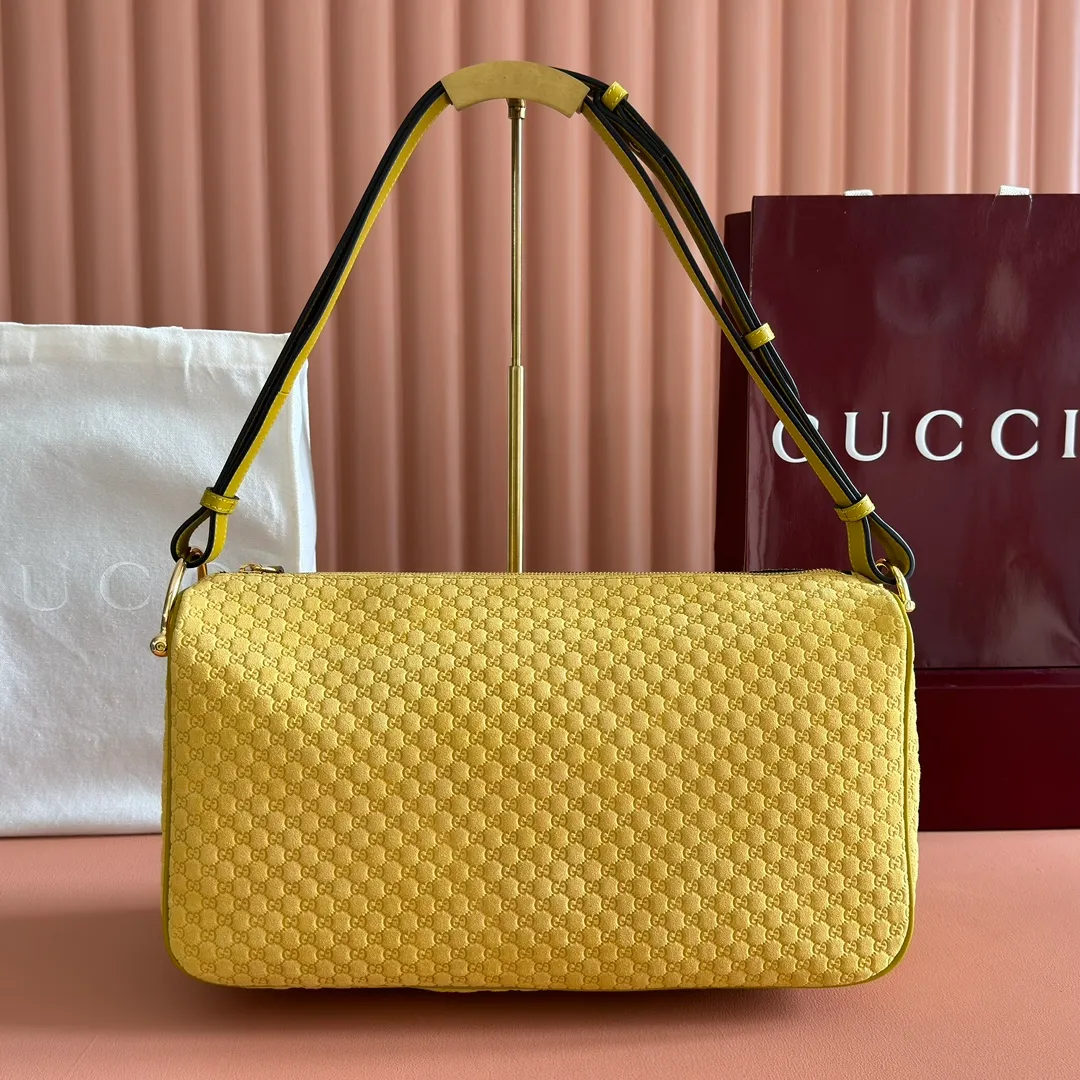 p1360. 💋💋💋【With full set of original counter packaging】The Gucci Half Horsebit series is re-presented, reinterpreting one of the brand's most iconic elements in a modern style. The collection cleverly combines relaxed silhouettes with the iconic half-horsebit hardware, which gives rise to its name. Yellow GG embossed suede Gold-tone hardware Brown cotton and linen blend lining Half horsebit closure Interior: One open pocket Adjustable leather shoulder strap (height: 33cm - 38cm) Zip closure Ident number: 862530. Dimensions: 38cm (W) x 20cm (H) x 15cm (D) Weight: Approx. 0.95kg Colour: Yellow/Matte Pressed.