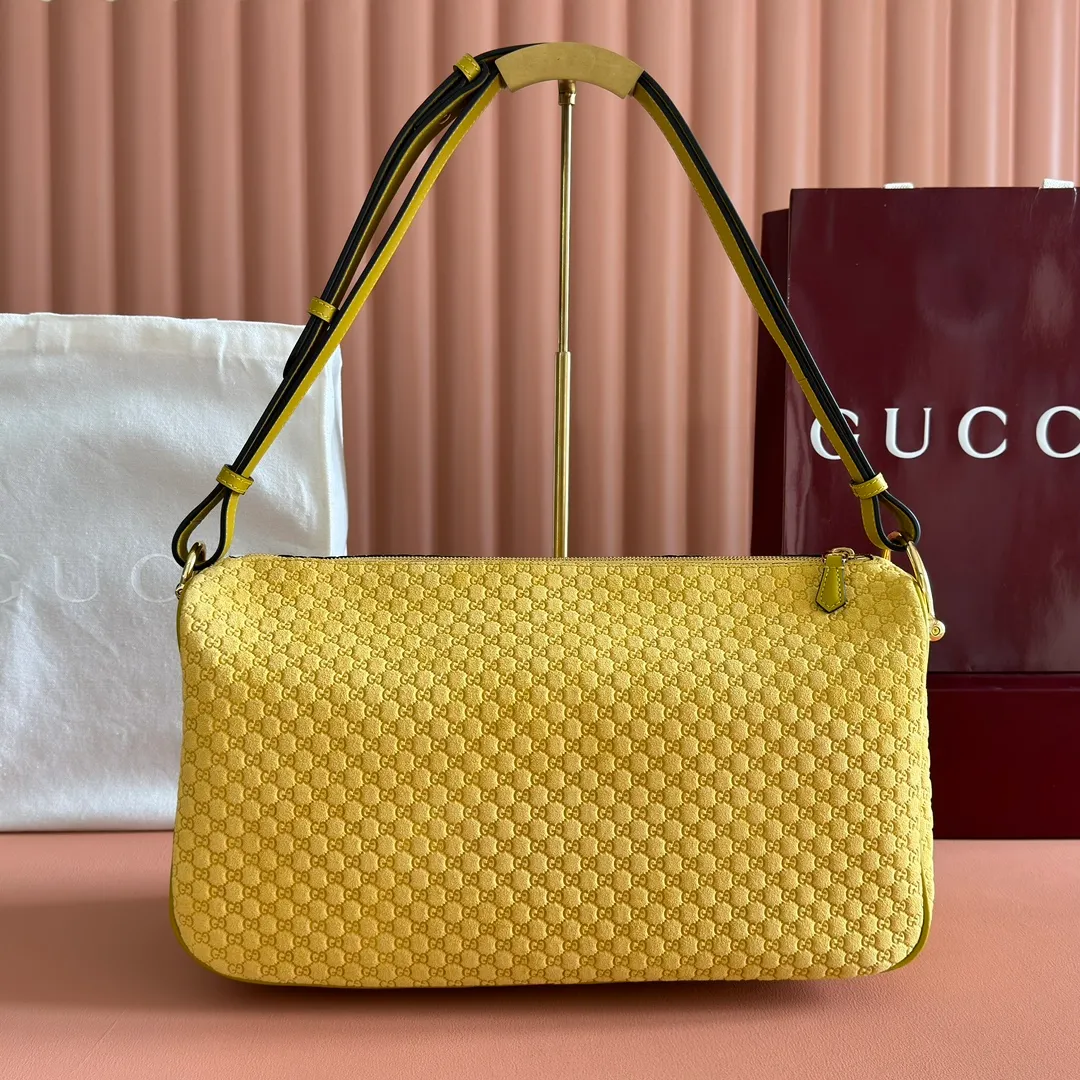 p1360. 💋💋💋【With full set of original counter packaging】The Gucci Half Horsebit series is re-presented, reinterpreting one of the brand's most iconic elements in a modern style. The collection cleverly combines relaxed silhouettes with the iconic half-horsebit hardware, which gives rise to its name. Yellow GG embossed suede Gold-tone hardware Brown cotton and linen blend lining Half horsebit closure Interior: One open pocket Adjustable leather shoulder strap (height: 33cm - 38cm) Zip closure Ident number: 862530. Dimensions: 38cm (W) x 20cm (H) x 15cm (D) Weight: Approx. 0.95kg Colour: Yellow/Matte Pressed.