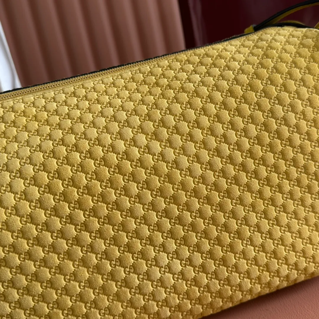 p1360. 💋💋💋【With full set of original counter packaging】The Gucci Half Horsebit series is re-presented, reinterpreting one of the brand's most iconic elements in a modern style. The collection cleverly combines relaxed silhouettes with the iconic half-horsebit hardware, which gives rise to its name. Yellow GG embossed suede Gold-tone hardware Brown cotton and linen blend lining Half horsebit closure Interior: One open pocket Adjustable leather shoulder strap (height: 33cm - 38cm) Zip closure Ident number: 862530. Dimensions: 38cm (W) x 20cm (H) x 15cm (D) Weight: Approx. 0.95kg Colour: Yellow/Matte Pressed.