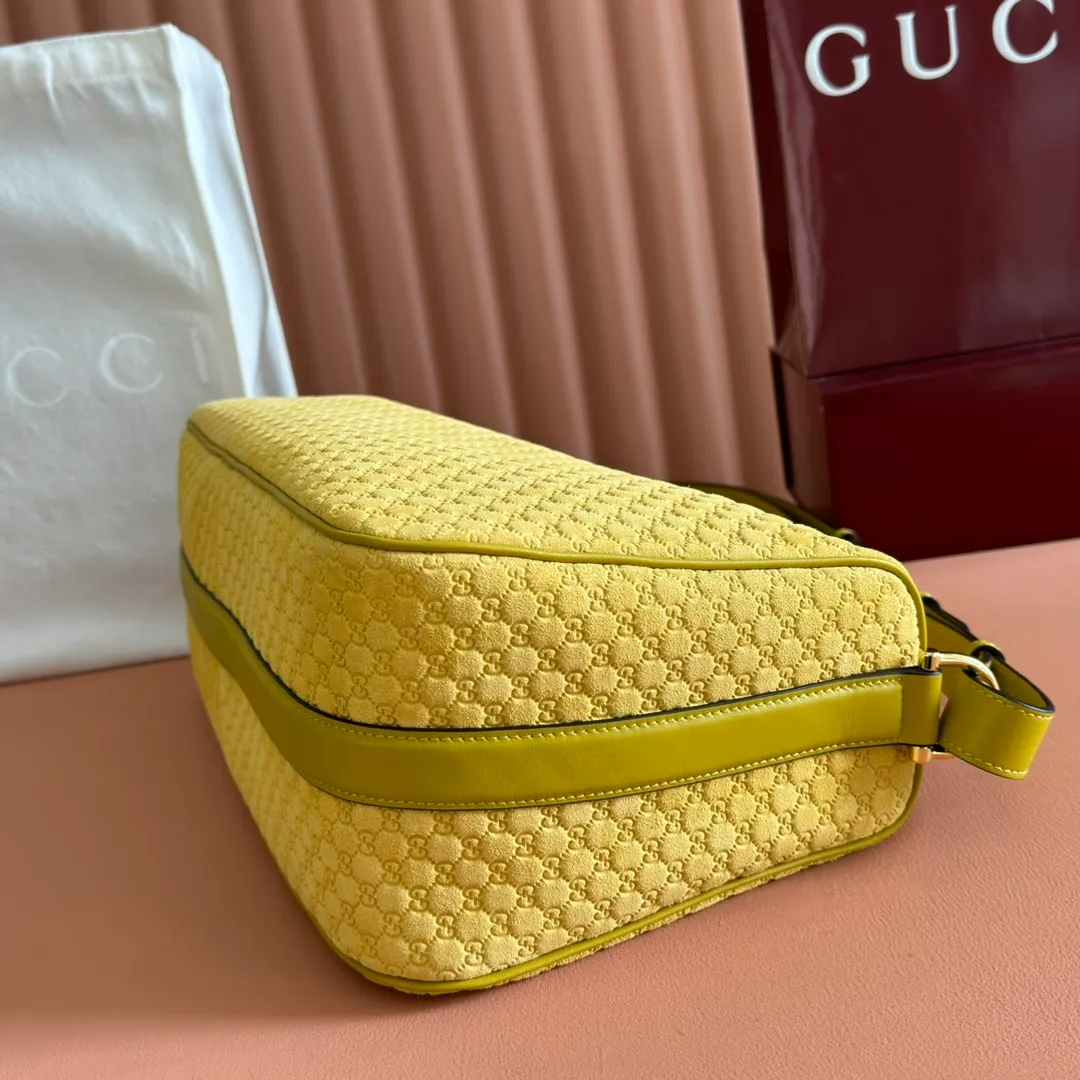 p1360. 💋💋💋【With full set of original counter packaging】The Gucci Half Horsebit series is re-presented, reinterpreting one of the brand's most iconic elements in a modern style. The collection cleverly combines relaxed silhouettes with the iconic half-horsebit hardware, which gives rise to its name. Yellow GG embossed suede Gold-tone hardware Brown cotton and linen blend lining Half horsebit closure Interior: One open pocket Adjustable leather shoulder strap (height: 33cm - 38cm) Zip closure Ident number: 862530. Dimensions: 38cm (W) x 20cm (H) x 15cm (D) Weight: Approx. 0.95kg Colour: Yellow/Matte Pressed.