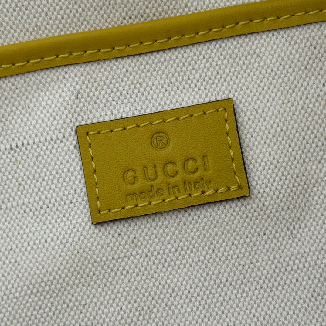 p1360. 💋💋💋【With full set of original counter packaging】The Gucci Half Horsebit series is re-presented, reinterpreting one of the brand's most iconic elements in a modern style. The collection cleverly combines relaxed silhouettes with the iconic half-horsebit hardware, which gives rise to its name. Yellow GG embossed suede Gold-tone hardware Brown cotton and linen blend lining Half horsebit closure Interior: One open pocket Adjustable leather shoulder strap (height: 33cm - 38cm) Zip closure Ident number: 862530. Dimensions: 38cm (W) x 20cm (H) x 15cm (D) Weight: Approx. 0.95kg Colour: Yellow/Matte Pressed.