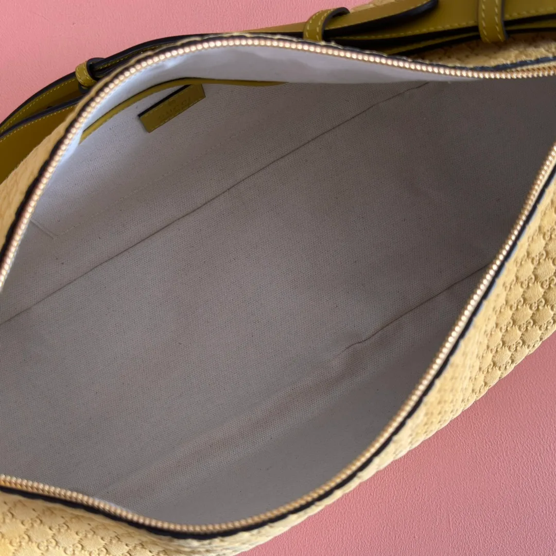 p1360. 💋💋💋【With full set of original counter packaging】The Gucci Half Horsebit series is re-presented, reinterpreting one of the brand's most iconic elements in a modern style. The collection cleverly combines relaxed silhouettes with the iconic half-horsebit hardware, which gives rise to its name. Yellow GG embossed suede Gold-tone hardware Brown cotton and linen blend lining Half horsebit closure Interior: One open pocket Adjustable leather shoulder strap (height: 33cm - 38cm) Zip closure Ident number: 862530. Dimensions: 38cm (W) x 20cm (H) x 15cm (D) Weight: Approx. 0.95kg Colour: Yellow/Matte Pressed.