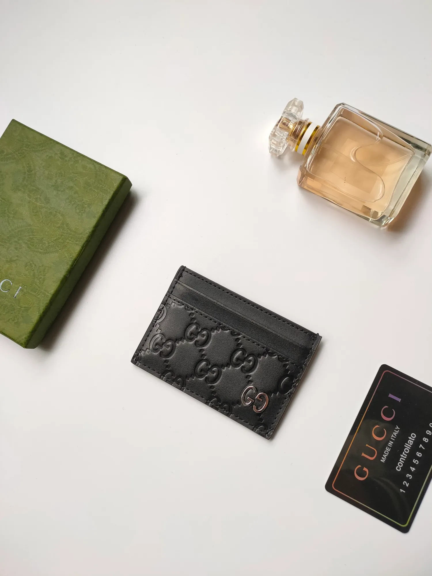 ¥90💪GUCCI new model, counter quality, original single leather, 👍real pickup bag, real thing. Style number: 233166 Full leather. The new 🔥 small card holder 😘 is made of Gucci Signature material, hot-pressed and exquisitely printed 💯 and is crafted with top overseas hardware! Size:W10xH7cm.