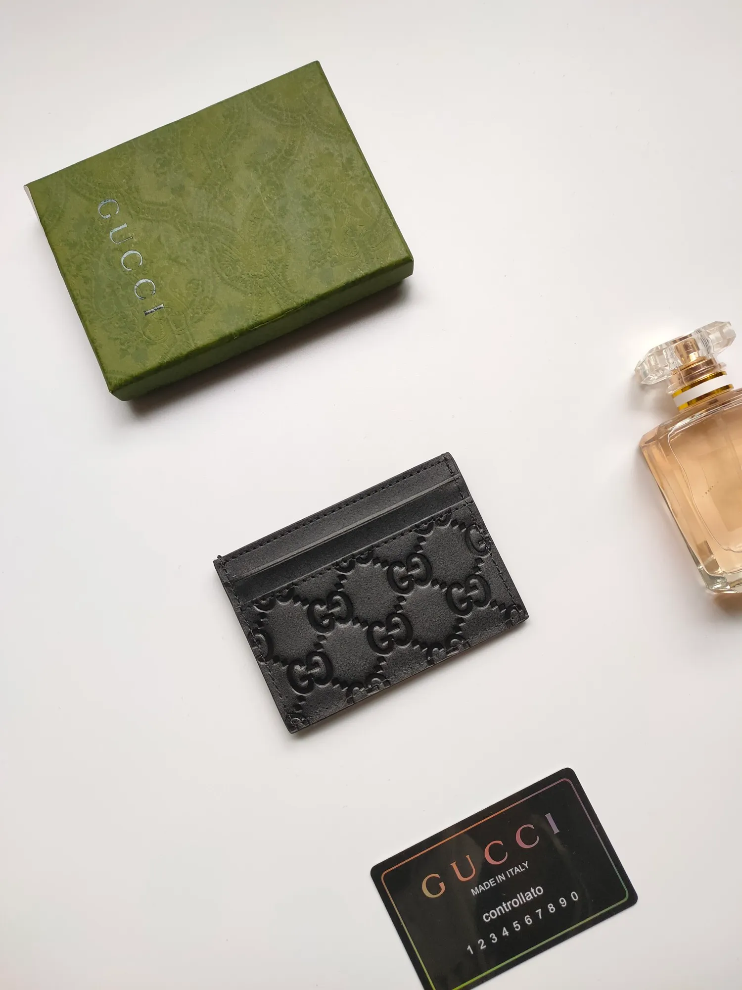 ¥90💪GUCCI new model, counter quality, original single leather, 👍real pickup bag, real thing. Style number: 233166 Full leather. The new 🔥 small card holder 😘 is made of Gucci Signature material, hot-pressed and exquisitely printed 💯 and is crafted with top overseas hardware! Size:W10xH7cm.