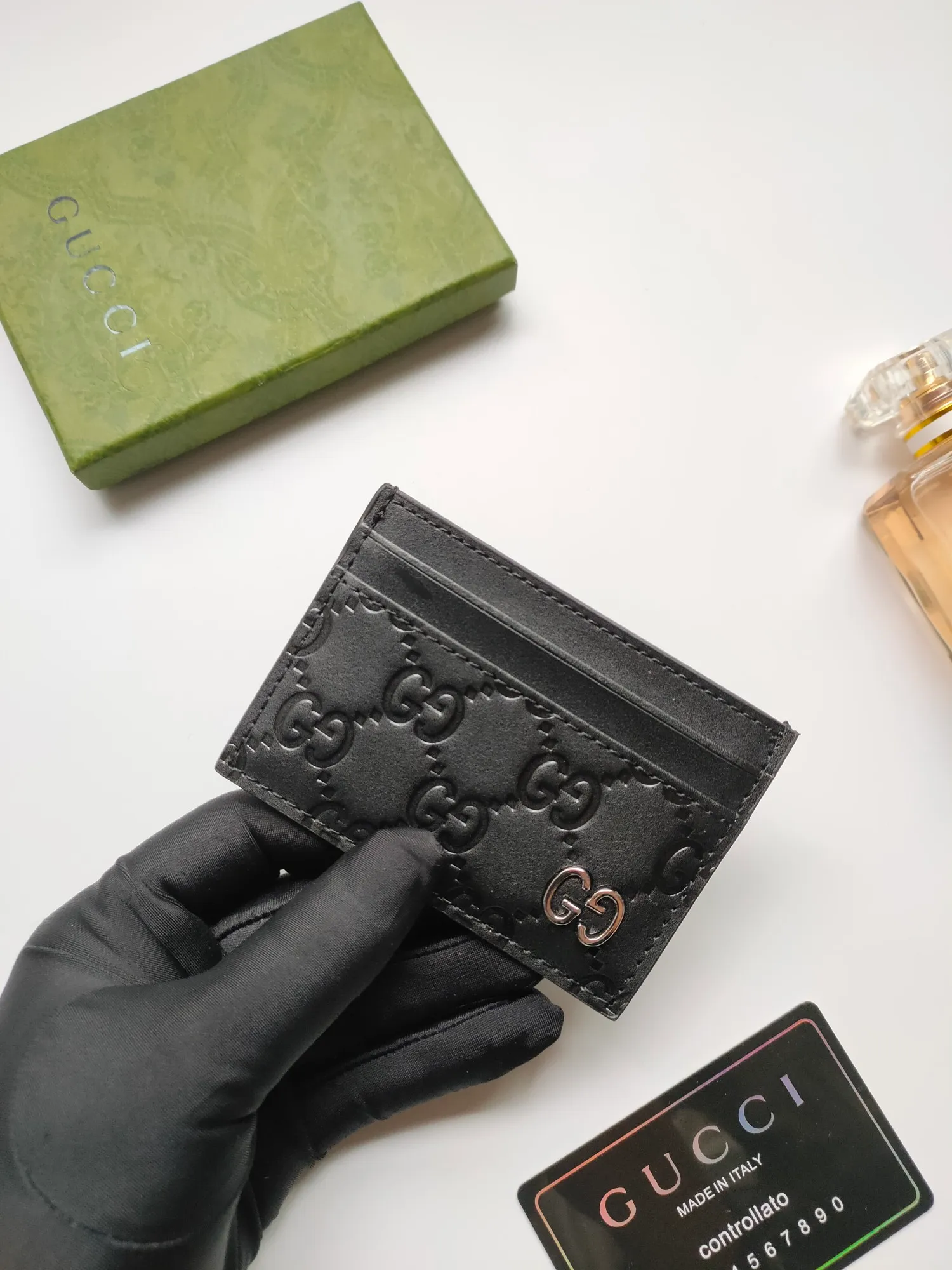 ¥90💪GUCCI new model, counter quality, original single leather, 👍real pickup bag, real thing. Style number: 233166 Full leather. The new 🔥 small card holder 😘 is made of Gucci Signature material, hot-pressed and exquisitely printed 💯 and is crafted with top overseas hardware! Size:W10xH7cm.