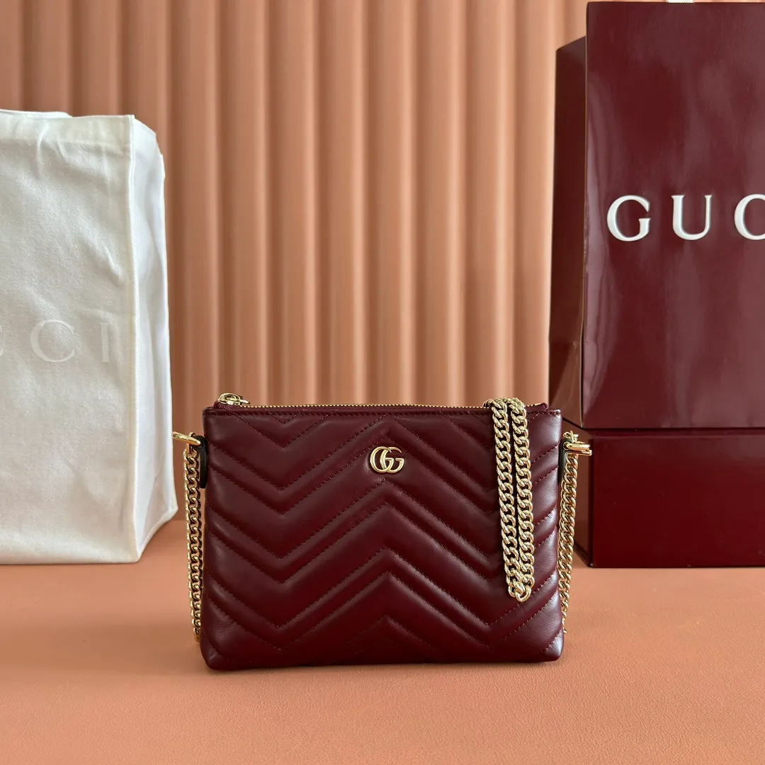 p980💋💋💋"With full set of original counter packaging" [New Product] The brand's iconic GG Marmont series launches a variety of modern fashion bags. This chain wallet is embellished with the brand's archive logo, which debuted in the 1970s. Black quilted V-shaped calfskin Leather Light gold tone hardware Black taffeta lining Double G Interior: One zip pocket and six card compartments Adjustable chain shoulder strap (26 cm high) Zip closure Ident No.: 837742. Dimensions: 21cm (width) x 15cm (height) x 3.5cm (depth) Weight: approx. 269g Color: red full leather. Made in Italy