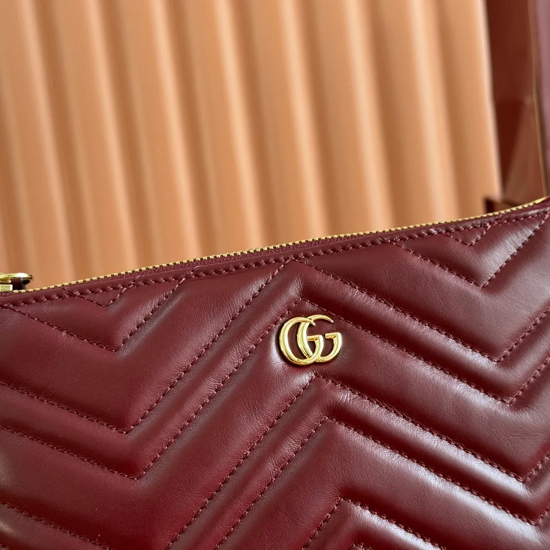 p980💋💋💋"With full set of original counter packaging" [New Product] The brand's iconic GG Marmont series launches a variety of modern fashion bags. This chain wallet is embellished with the brand's archive logo, which debuted in the 1970s. Black quilted V-shaped calfskin Leather Light gold tone hardware Black taffeta lining Double G Interior: One zip pocket and six card compartments Adjustable chain shoulder strap (26 cm high) Zip closure Ident No.: 837742. Dimensions: 21cm (width) x 15cm (height) x 3.5cm (depth) Weight: approx. 269g Color: red full leather. Made in Italy