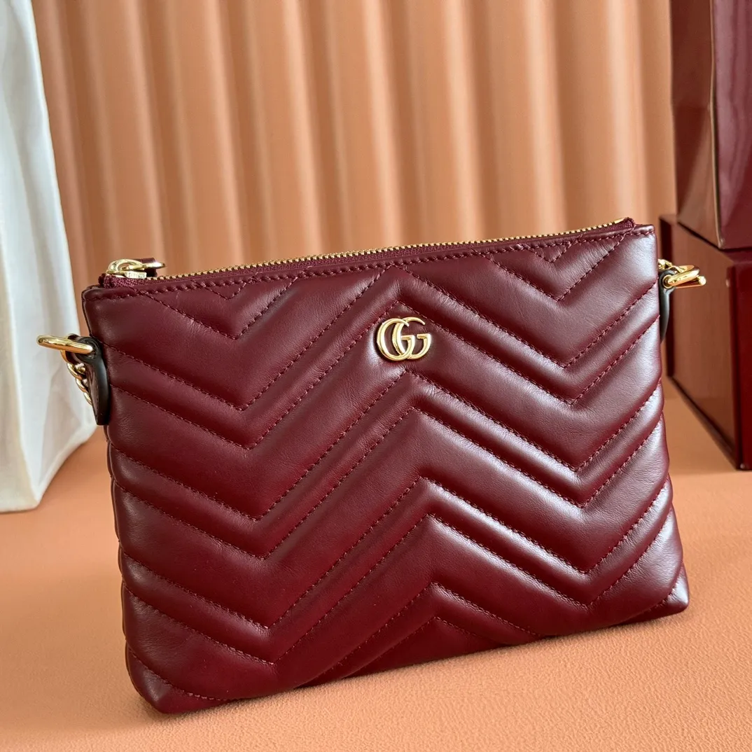p980💋💋💋"With full set of original counter packaging" [New Product] The brand's iconic GG Marmont series launches a variety of modern fashion bags. This chain wallet is embellished with the brand's archive logo, which debuted in the 1970s. Black quilted V-shaped calfskin Leather Light gold tone hardware Black taffeta lining Double G Interior: One zip pocket and six card compartments Adjustable chain shoulder strap (26 cm high) Zip closure Ident No.: 837742. Dimensions: 21cm (width) x 15cm (height) x 3.5cm (depth) Weight: approx. 269g Color: red full leather. Made in Italy
