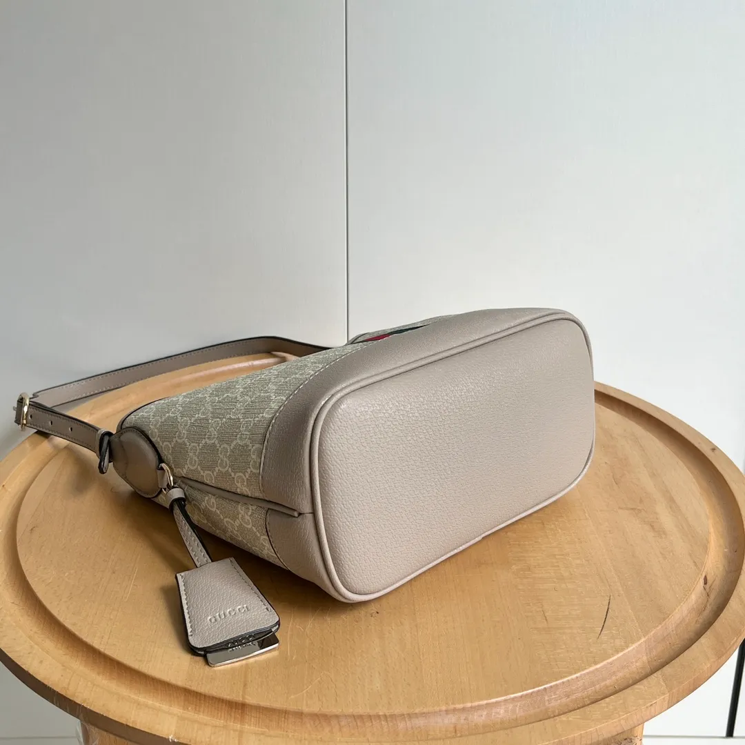 Actual shot #💰280 Model 781402 Size 23/21/12cm Gucci Ophidia hobo underarm bag Today’s aura is given by hobo! ! ! This bag really blends into daily life, casual and fashionable. The bag has a large capacity but is light and compact, which can be very suitable for daily outings. The shoulder straps are longer than ordinary armpit bags and can be adjusted. I fell in love at first sight and can be used fashionably at the same time!