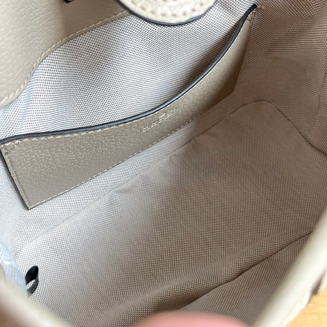 Actual shot #💰280 Model 781402 Size 23/21/12cm Gucci Ophidia hobo underarm bag Today’s aura is given by hobo! ! ! This bag really blends into daily life, casual and fashionable. The bag has a large capacity but is light and compact, which can be very suitable for daily outings. The shoulder straps are longer than ordinary armpit bags and can be adjusted. I fell in love at first sight and can be used fashionably at the same time!