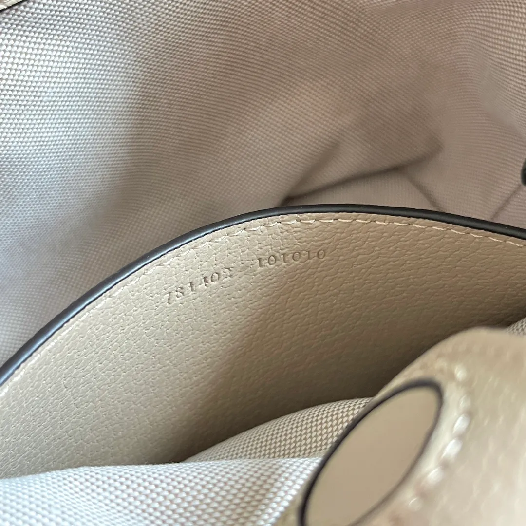 Actual shot #💰280 Model 781402 Size 23/21/12cm Gucci Ophidia hobo underarm bag Today’s aura is given by hobo! ! ! This bag really blends into daily life, casual and fashionable. The bag has a large capacity but is light and compact, which can be very suitable for daily outings. The shoulder straps are longer than ordinary armpit bags and can be adjusted. I fell in love at first sight and can be used fashionably at the same time!