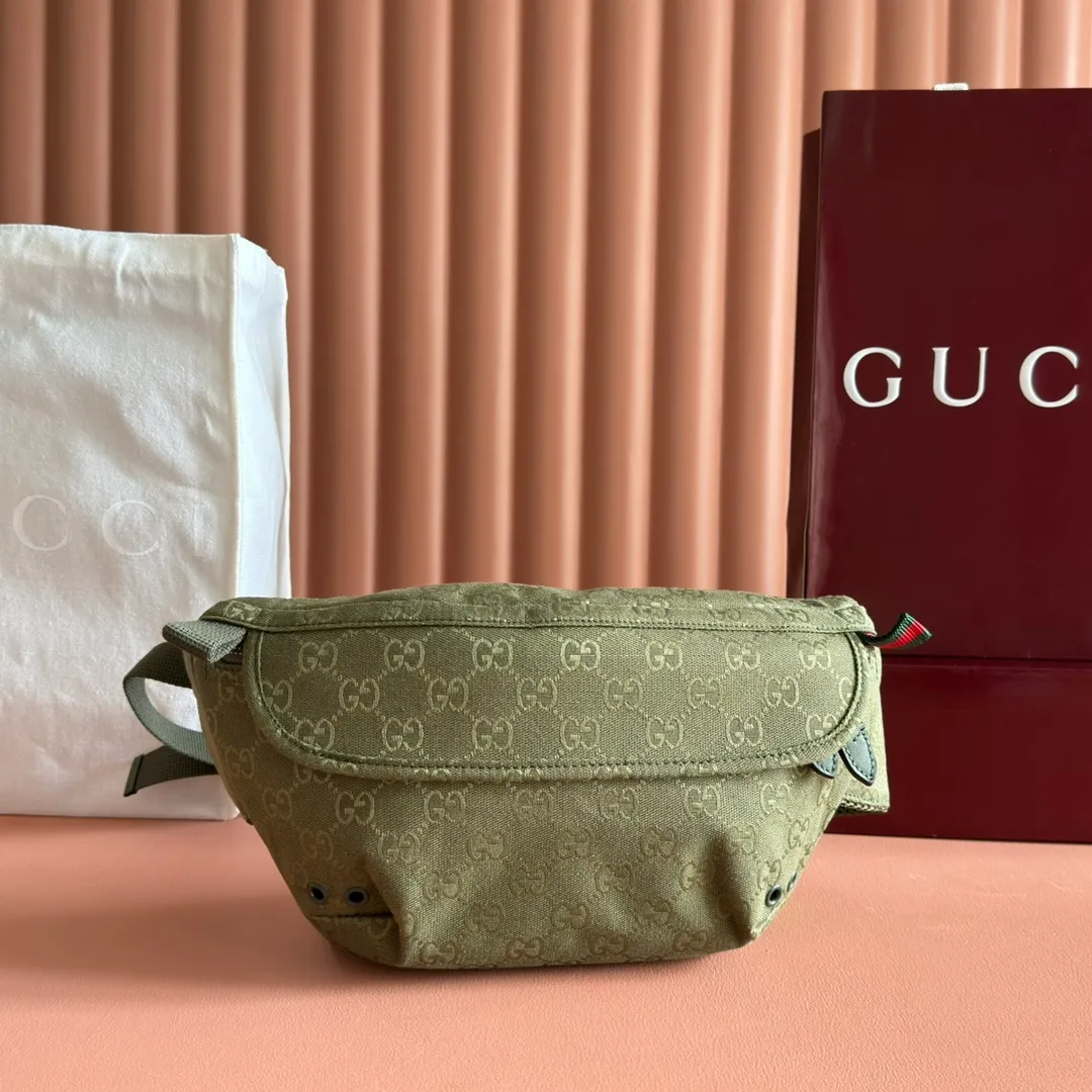 p900. 💋💋💋【With full set of original counter packaging】【New Arrival】This belt bag is made of GG canvas, paying homage to founder Guccio Gucci’s instantly recognizable monogram pattern. It comes in a new forest green hue, adding a modern touch to everyday accessories, and features red and green webbing details in the design. Forest green GG canvas Green and red-green web details Nylon lining Interior: 1 zipped pocket External: 2 zipped pockets Adjustable straps, length adjustable from 90cm - 130cm Zipper closure Model: 834459. Dimensions: 32cm (width) x 17cm (height) x 5cm (thickness) Weight: approx. 0.49kg. Color: Forest Green/Canvas. Made in Italy