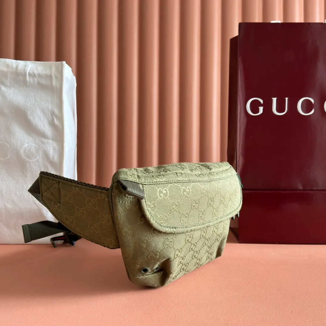 p900. 💋💋💋【With full set of original counter packaging】【New Arrival】This belt bag is made of GG canvas, paying homage to founder Guccio Gucci’s instantly recognizable monogram pattern. It comes in a new forest green hue, adding a modern touch to everyday accessories, and features red and green webbing details in the design. Forest green GG canvas Green and red-green web details Nylon lining Interior: 1 zipped pocket External: 2 zipped pockets Adjustable straps, length adjustable from 90cm - 130cm Zipper closure Model: 834459. Dimensions: 32cm (width) x 17cm (height) x 5cm (thickness) Weight: approx. 0.49kg. Color: Forest Green/Canvas. Made in Italy
