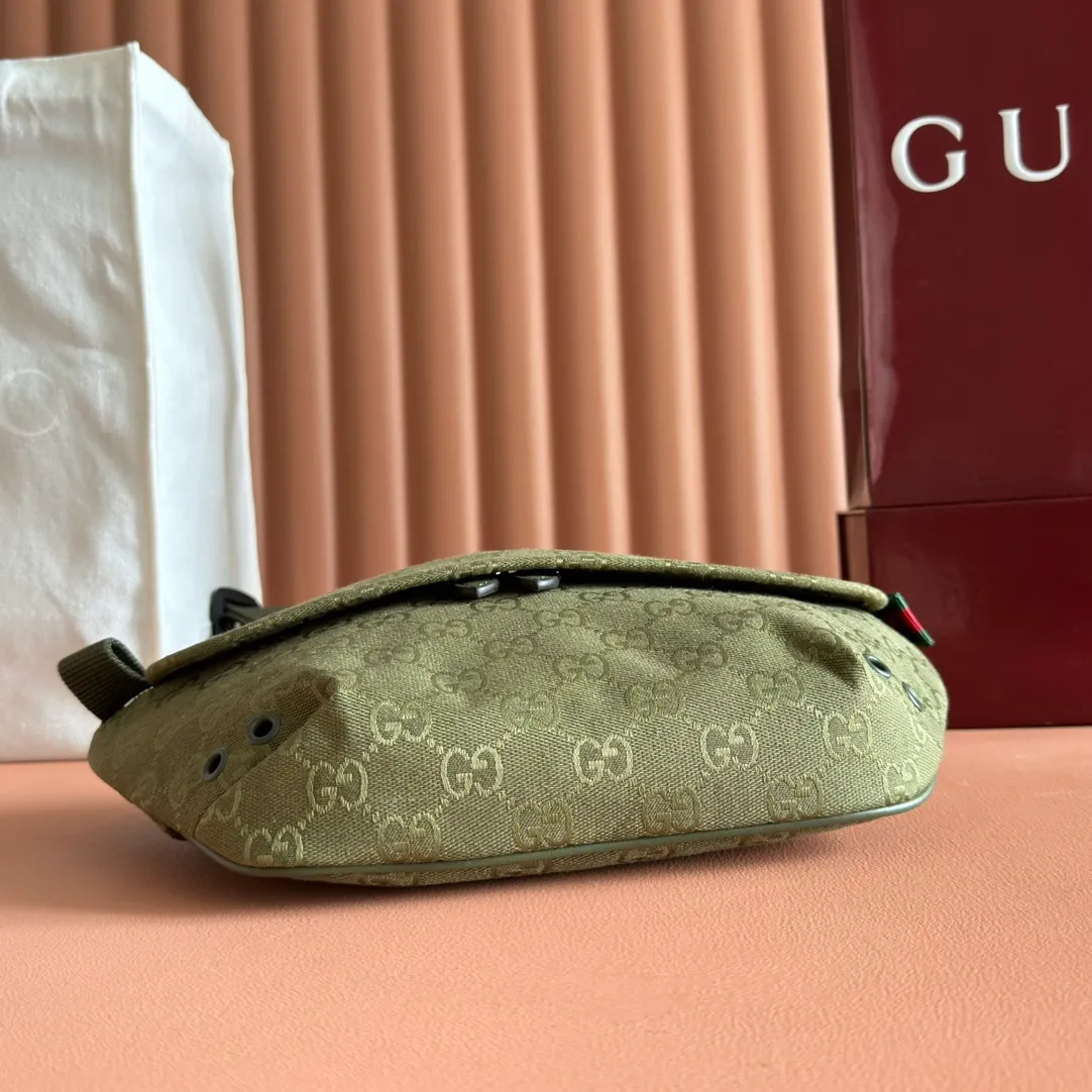 p900. 💋💋💋【With full set of original counter packaging】【New Arrival】This belt bag is made of GG canvas, paying homage to founder Guccio Gucci’s instantly recognizable monogram pattern. It comes in a new forest green hue, adding a modern touch to everyday accessories, and features red and green webbing details in the design. Forest green GG canvas Green and red-green web details Nylon lining Interior: 1 zipped pocket External: 2 zipped pockets Adjustable straps, length adjustable from 90cm - 130cm Zipper closure Model: 834459. Dimensions: 32cm (width) x 17cm (height) x 5cm (thickness) Weight: approx. 0.49kg. Color: Forest Green/Canvas. Made in Italy
