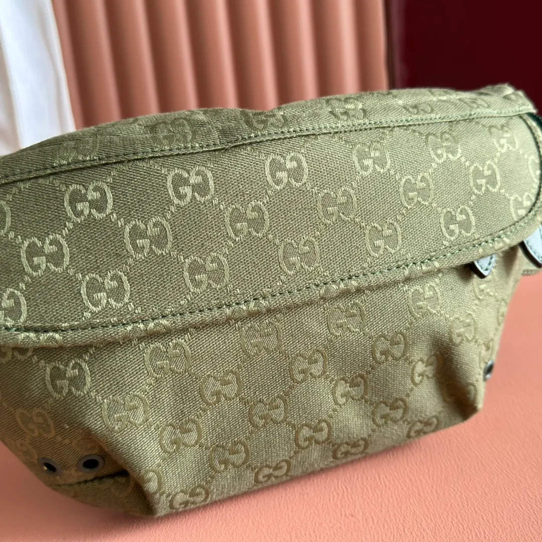 p900. 💋💋💋【With full set of original counter packaging】【New Arrival】This belt bag is made of GG canvas, paying homage to founder Guccio Gucci’s instantly recognizable monogram pattern. It comes in a new forest green hue, adding a modern touch to everyday accessories, and features red and green webbing details in the design. Forest green GG canvas Green and red-green web details Nylon lining Interior: 1 zipped pocket External: 2 zipped pockets Adjustable straps, length adjustable from 90cm - 130cm Zipper closure Model: 834459. Dimensions: 32cm (width) x 17cm (height) x 5cm (thickness) Weight: approx. 0.49kg. Color: Forest Green/Canvas. Made in Italy