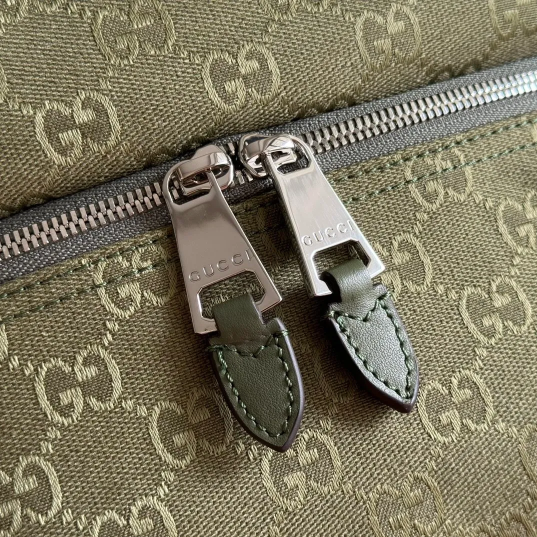 p900. 💋💋💋【With full set of original counter packaging】【New Arrival】This belt bag is made of GG canvas, paying homage to founder Guccio Gucci’s instantly recognizable monogram pattern. It comes in a new forest green hue, adding a modern touch to everyday accessories, and features red and green webbing details in the design. Forest green GG canvas Green and red-green web details Nylon lining Interior: 1 zipped pocket External: 2 zipped pockets Adjustable straps, length adjustable from 90cm - 130cm Zipper closure Model: 834459. Dimensions: 32cm (width) x 17cm (height) x 5cm (thickness) Weight: approx. 0.49kg. Color: Forest Green/Canvas. Made in Italy
