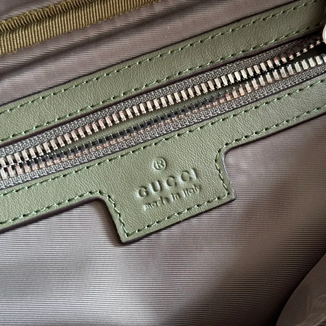 p900. 💋💋💋【With full set of original counter packaging】【New Arrival】This belt bag is made of GG canvas, paying homage to founder Guccio Gucci’s instantly recognizable monogram pattern. It comes in a new forest green hue, adding a modern touch to everyday accessories, and features red and green webbing details in the design. Forest green GG canvas Green and red-green web details Nylon lining Interior: 1 zipped pocket External: 2 zipped pockets Adjustable straps, length adjustable from 90cm - 130cm Zipper closure Model: 834459. Dimensions: 32cm (width) x 17cm (height) x 5cm (thickness) Weight: approx. 0.49kg. Color: Forest Green/Canvas. Made in Italy