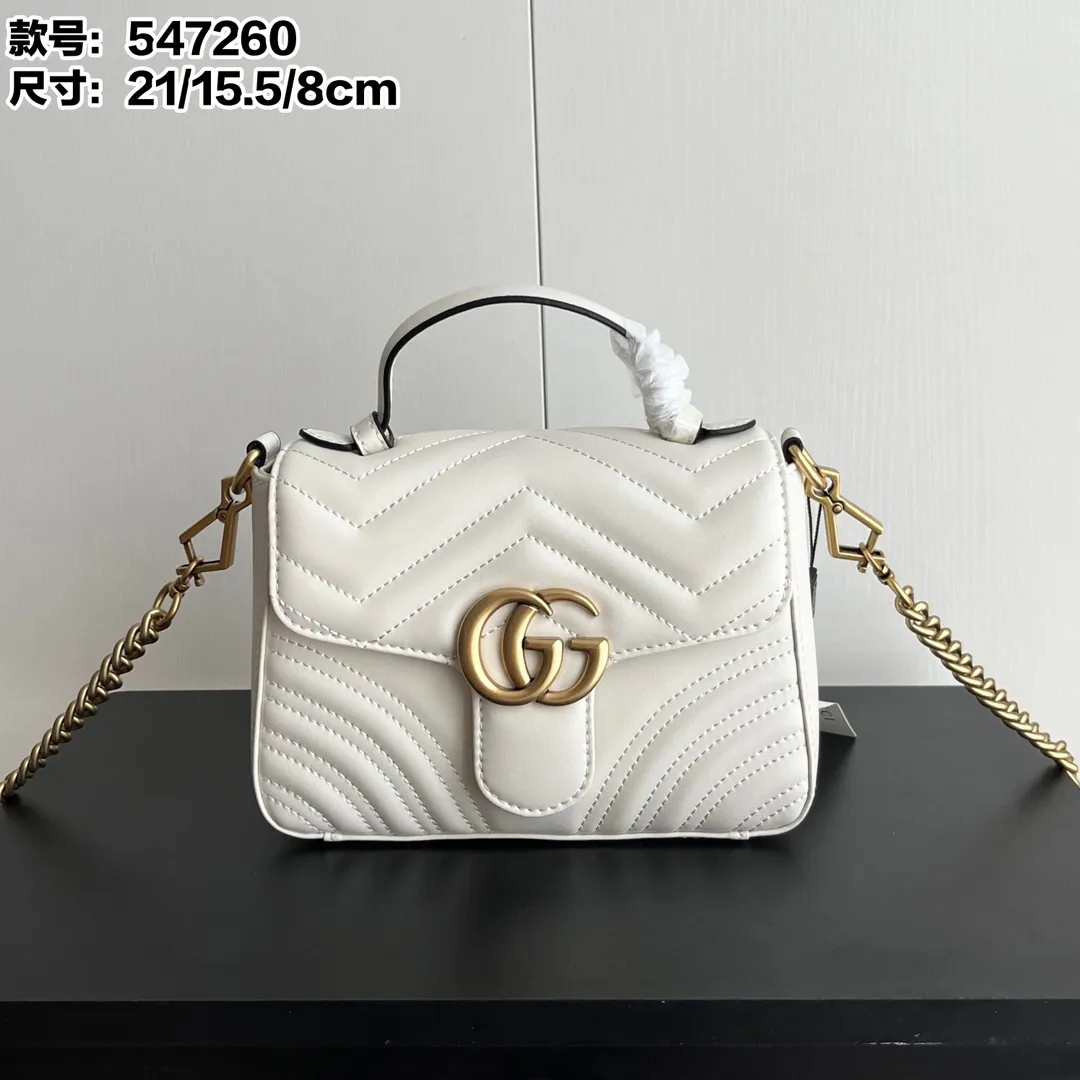 Actual shot #💰340 Style number: 547260 Size: 21*15.5*8cm GG Marmont mini messenger bag is still in the limelight this year. The iconic double G logo carries Gucci’s literary and romantic story. The new mini series is a vivid interpretation of retro and gorgeousness. It is so cute ~ Handheld ✅ One shoulder ✅ Crossbody✅