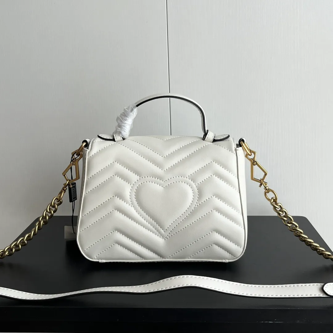 Actual shot #💰340 Style number: 547260 Size: 21*15.5*8cm GG Marmont mini messenger bag is still in the limelight this year. The iconic double G logo carries Gucci’s literary and romantic story. The new mini series is a vivid interpretation of retro and gorgeousness. It is so cute ~ Handheld ✅ One shoulder ✅ Crossbody✅