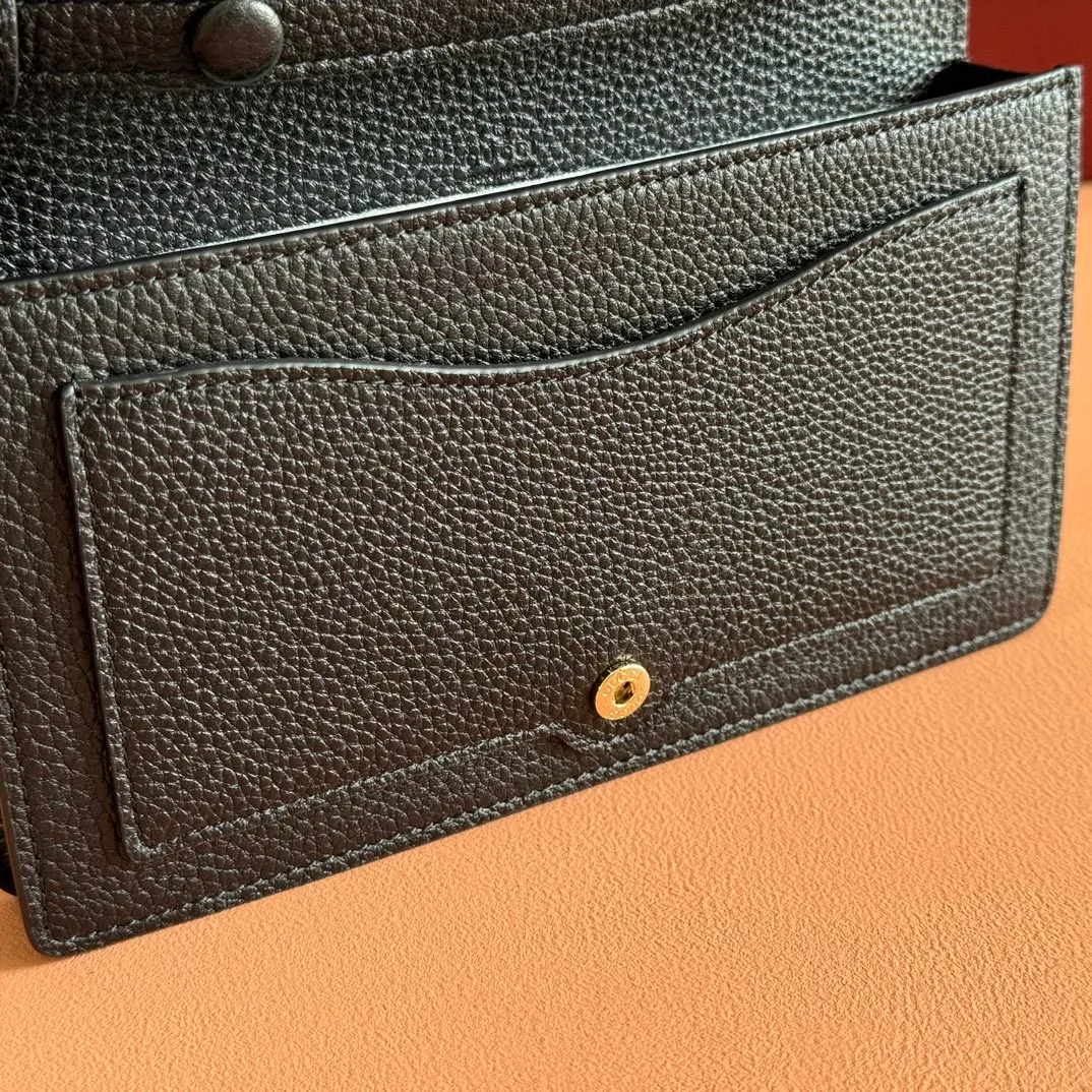 p980. 💋💋💋Original leather configuration counter complete packaging [New product] This Dionysus series chain wallet is crafted from light blue grain leather and cleverly integrated into the double tiger head lock with buttons. The shape is small and exquisite yet elegant, and equipped with a fixed chain shoulder strap, making it a sophisticated bag suitable for day and night. Light blue grained leather Light gold-tone hardware Internal: 6 card compartments, 1 zip pocket External: One flat pocket Double tiger head closure with button Weight: approx. 0.42 kg Model number: 837373. Dimensions: 20cm (width) x 11.5cm (height) x 2.5cm (depth) Color: black full leather. Made in Italy